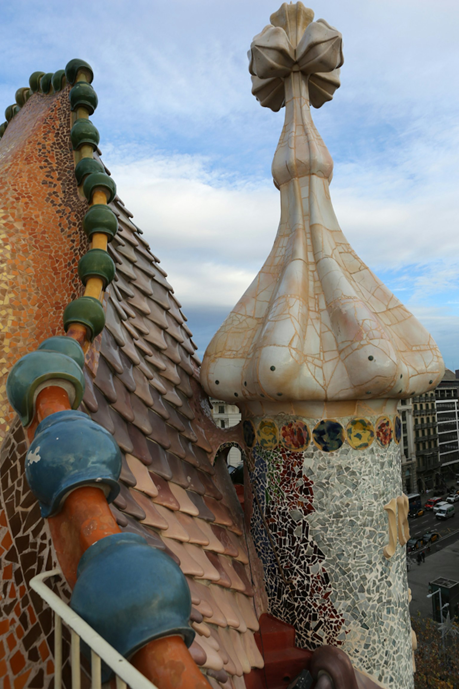 Tegole decorative e guglia sul tetto della Casa Batlló