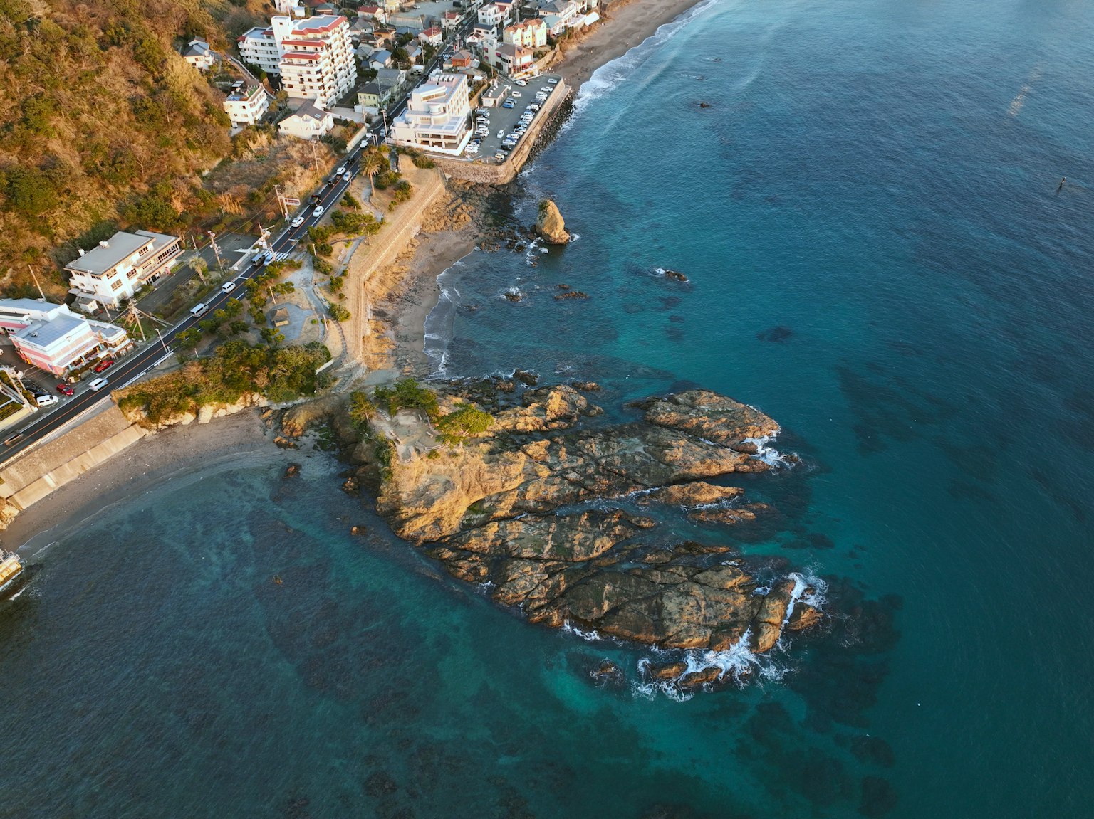 Vista aérea de una zona costera con rocas y edificios