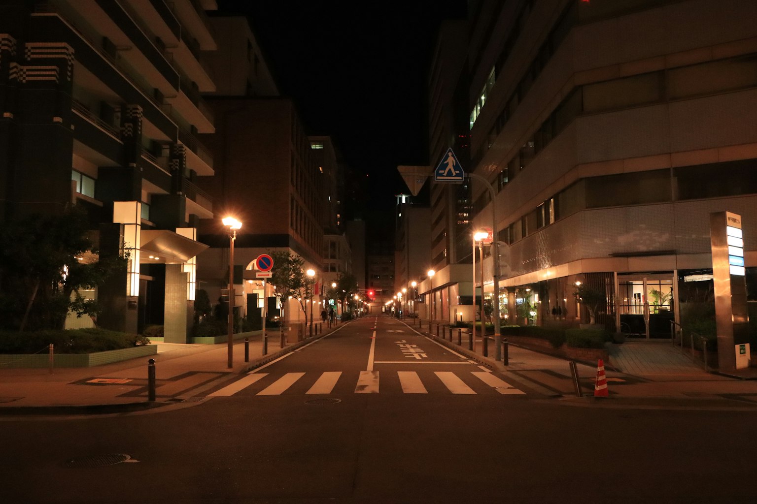 夜间安静的城市街道，街灯和空无一人的人行道