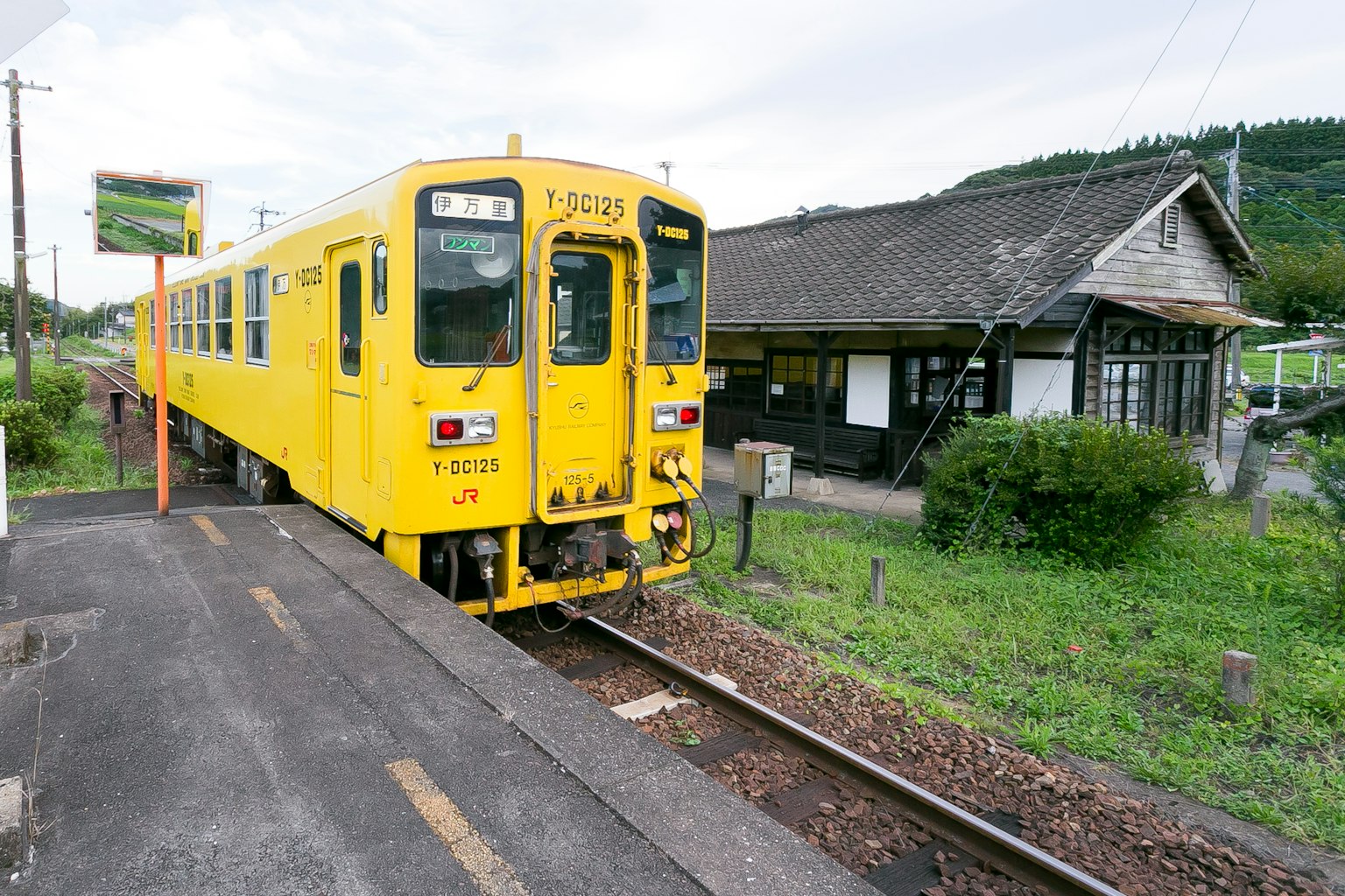 一列黃色火車停在鄉村火車站