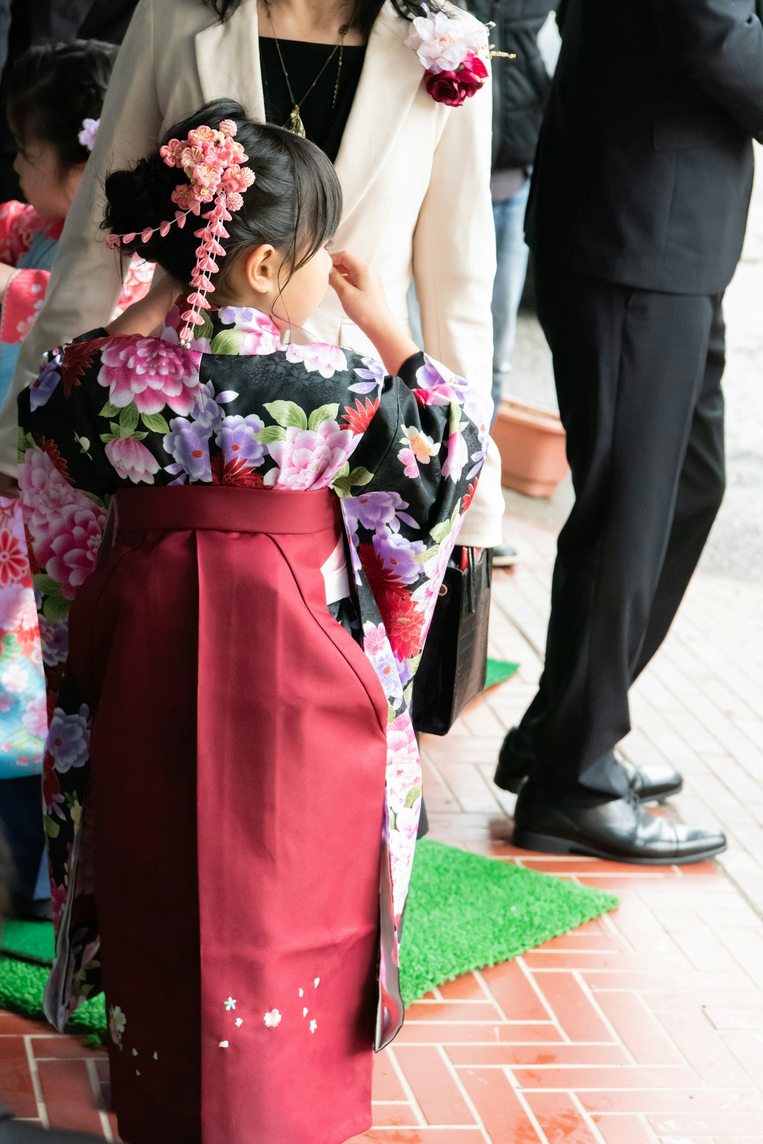 一个穿着传统花卉图案和服的女孩从背面看