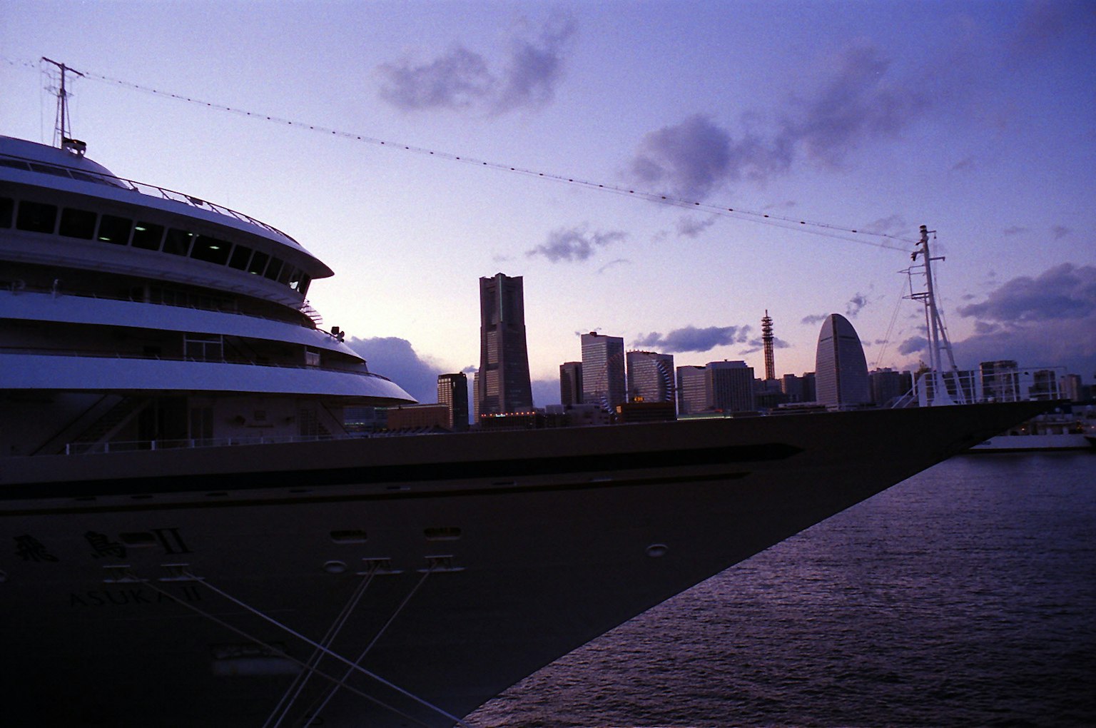 Nave da crociera di lusso all'alba a Yokohama con skyline urbano