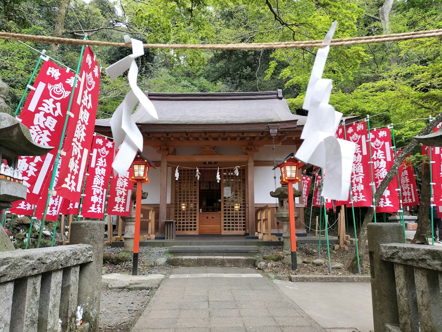 裝飾著紅色橫幅和白色神社的入口