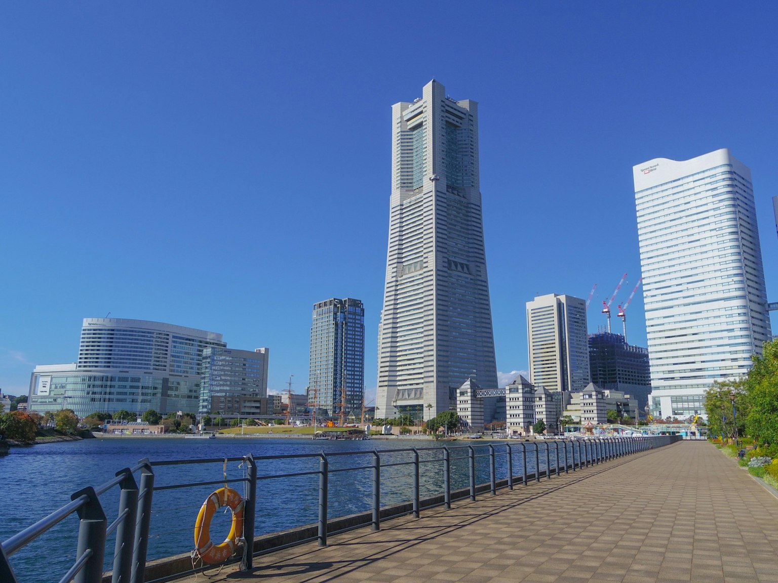 Horizon de Yokohama avec de grands bâtiments et un ciel bleu clair