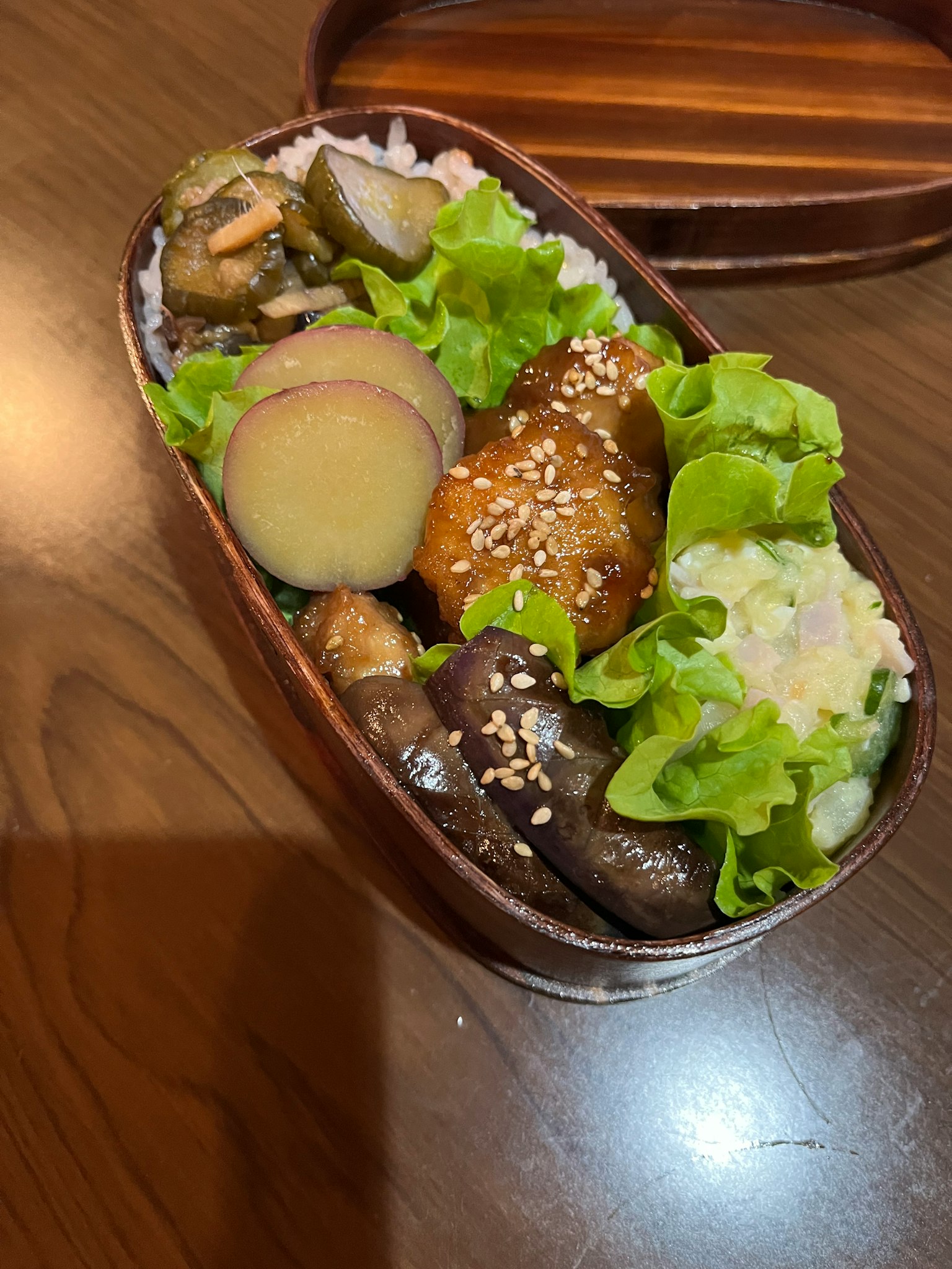 一个装满米饭和各种蔬菜的便当盒
