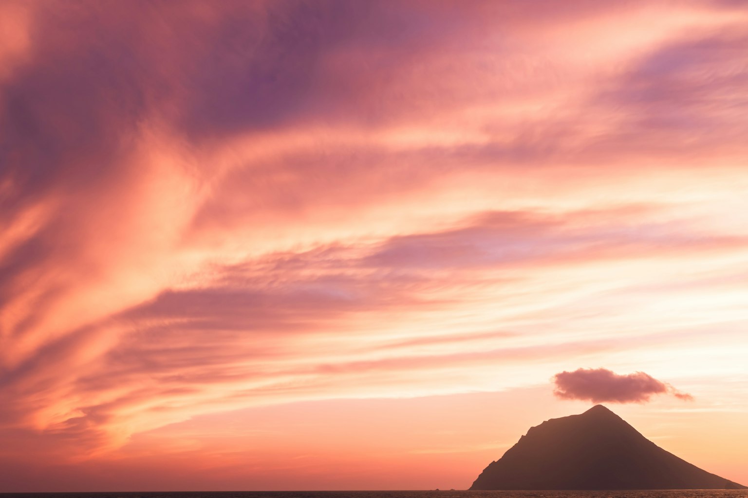 Stupendo cielo al tramonto con silhouette di una montagna distante