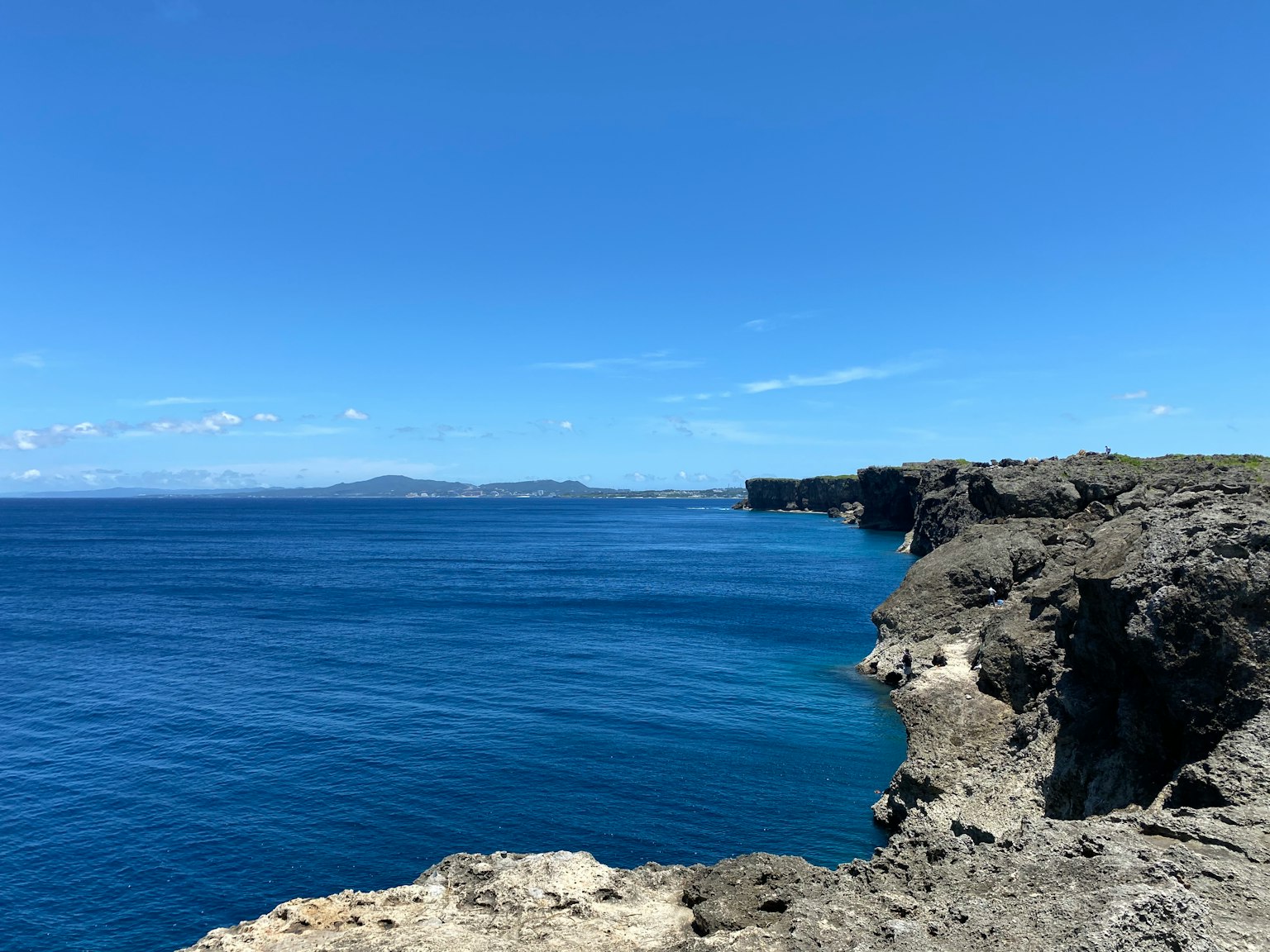藍色海洋和岩石懸崖的風景