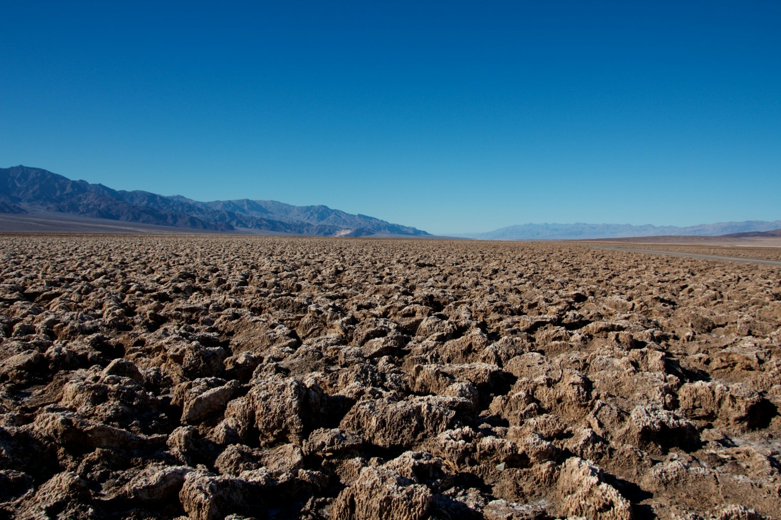 Paesaggio roccioso desolato sotto un cielo blu chiaro