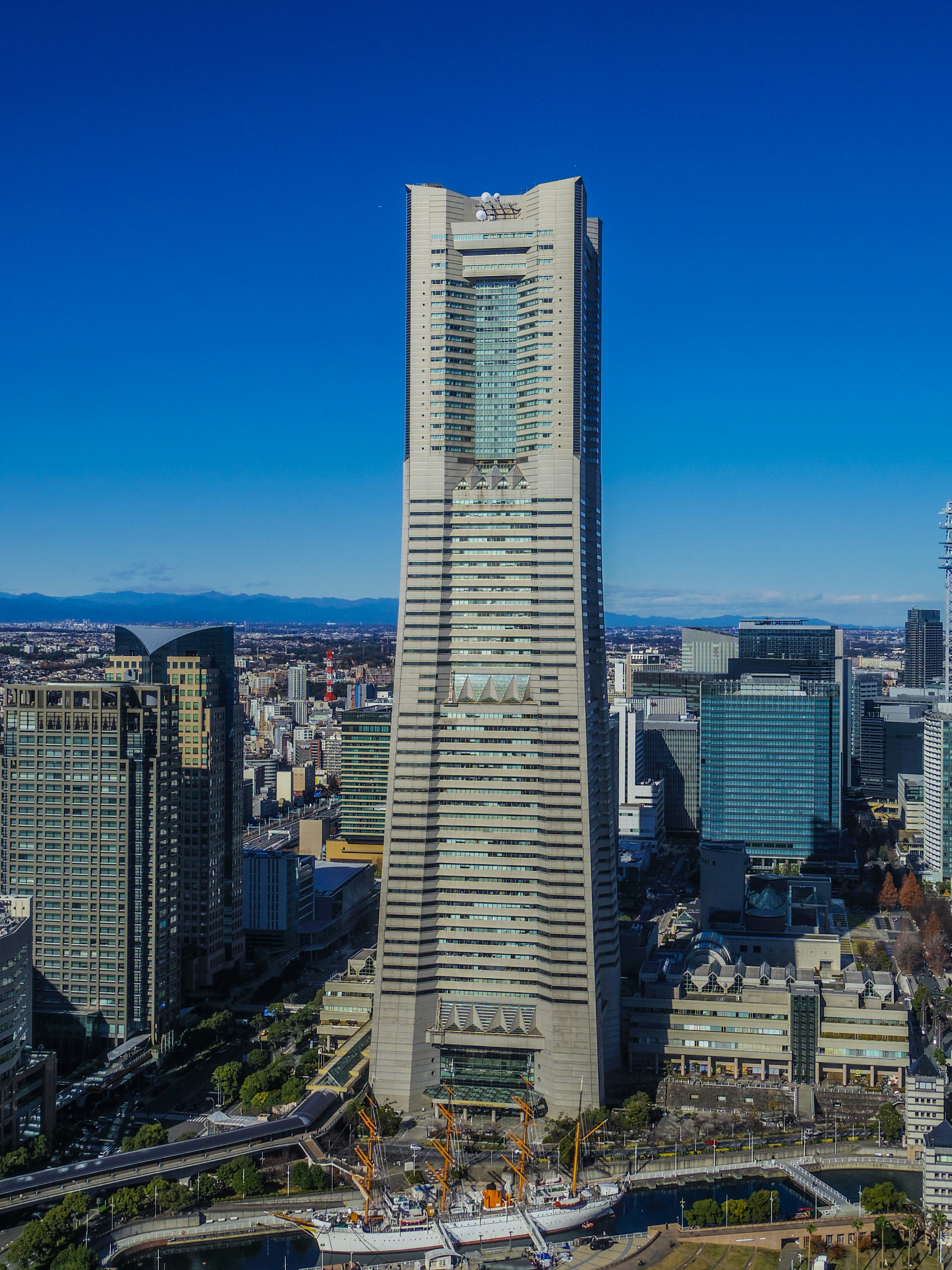 みなとみらいのランドマークタワーを望む横浜の都心景観