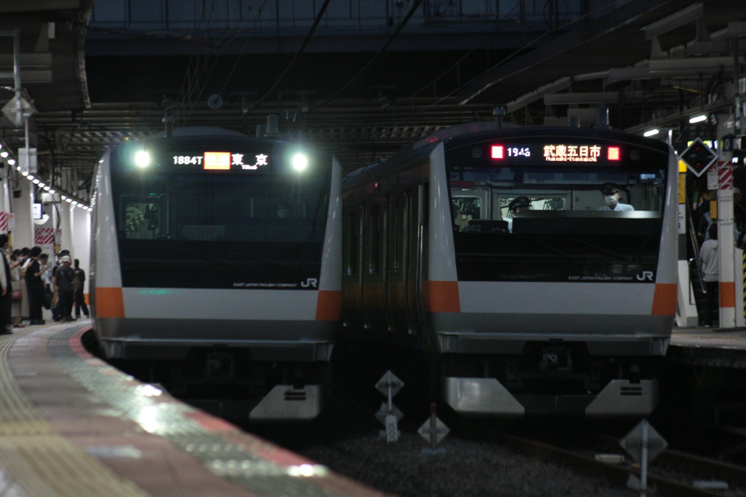 Due treni fermi in una stazione di notte