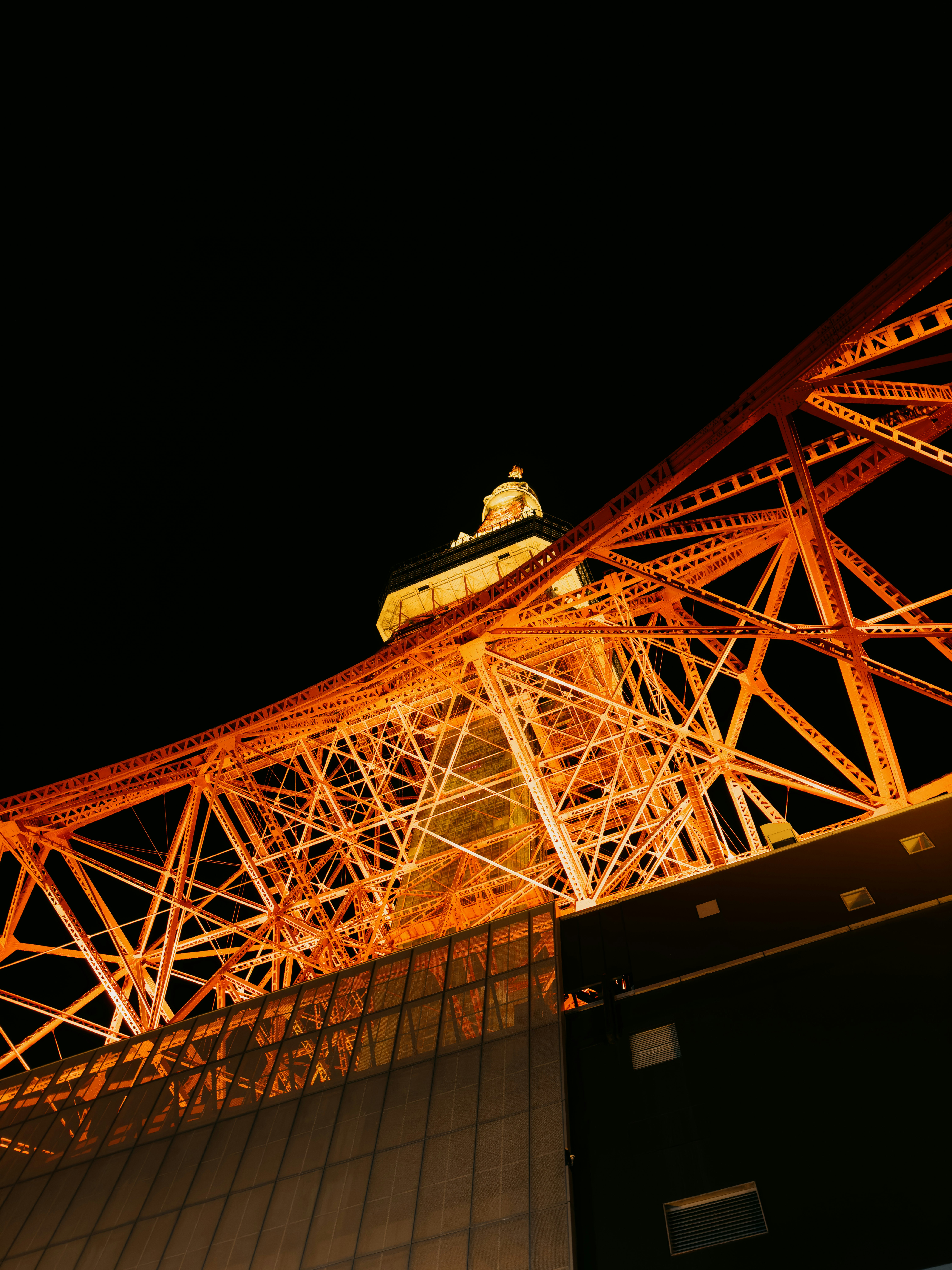 真下から見上げる東京タワーの夜景