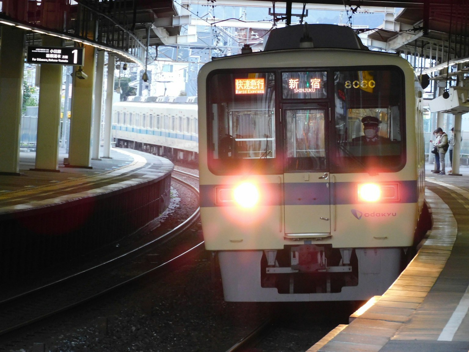 Train à la gare avec des voies environnantes