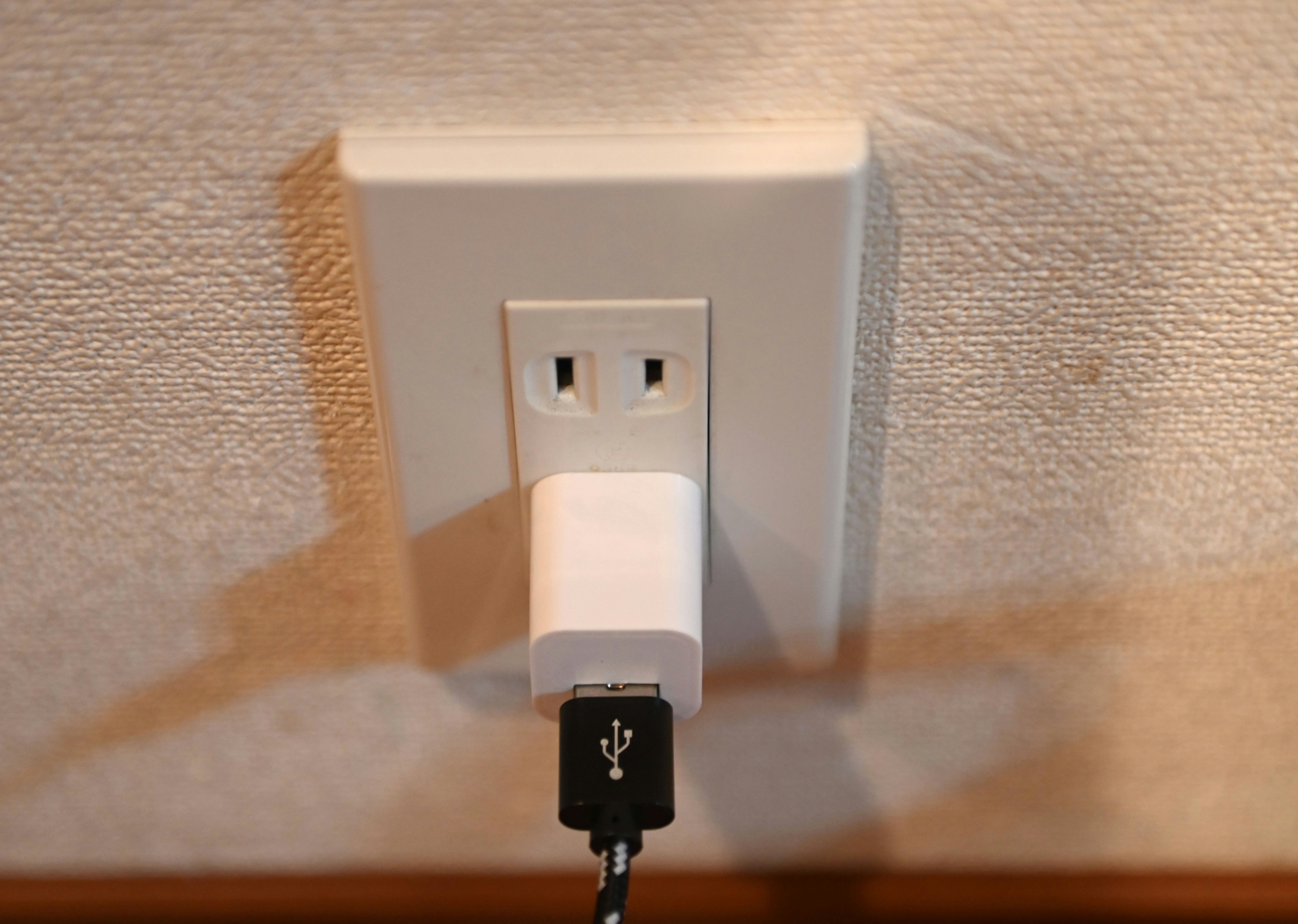 chargeur branché sur une prise murale