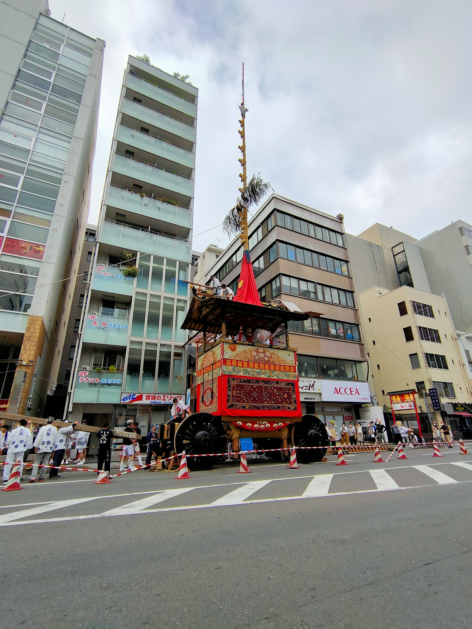 节日花车在城市街道上
