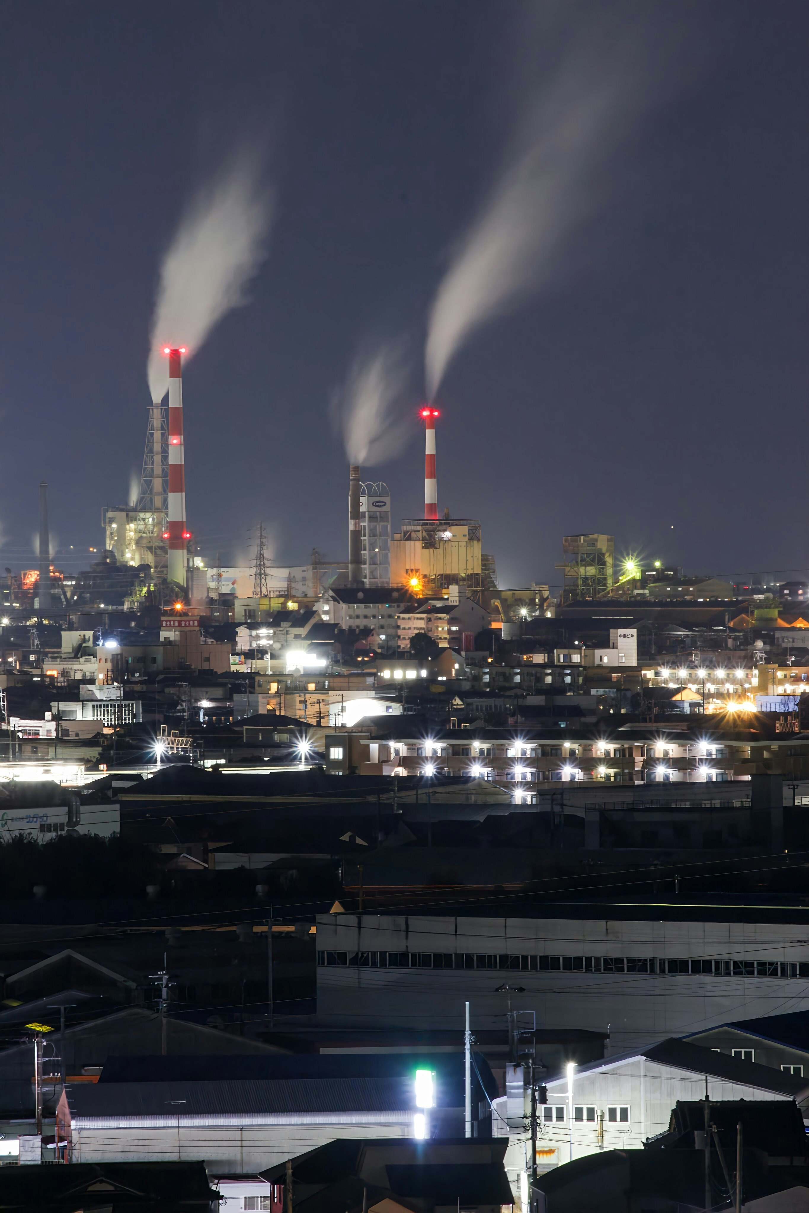 富士市の工場夜景を望む山道の夜景