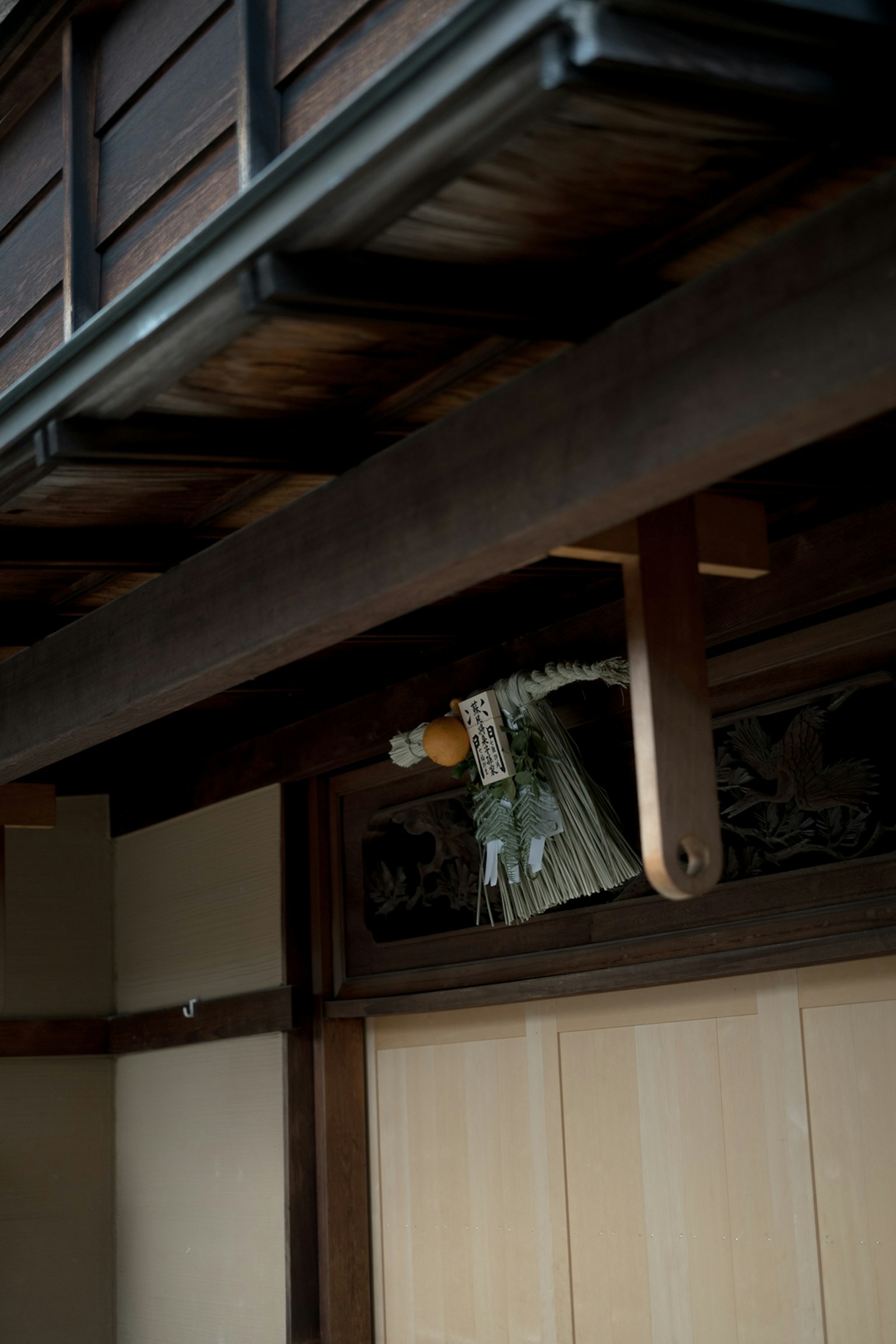 Imagen que muestra una parte de una casa japonesa tradicional con vigas de madera y decoración