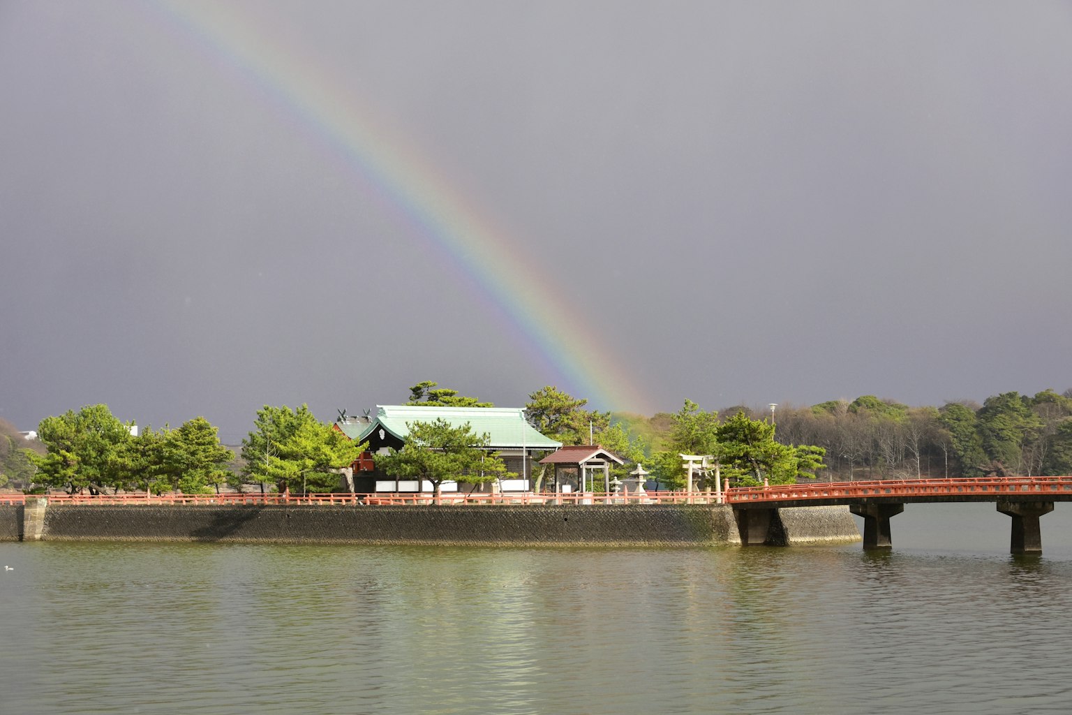Vista panoramica sul waterfront con un arcobaleno e un gazebo