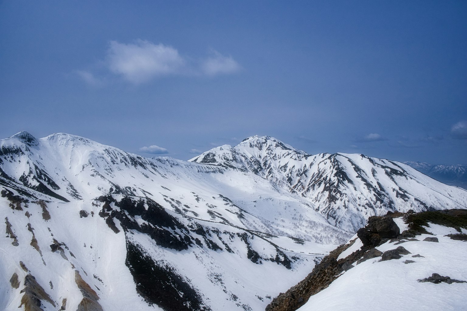 눈 덮인 산 풍경과 맑은 파란 하늘