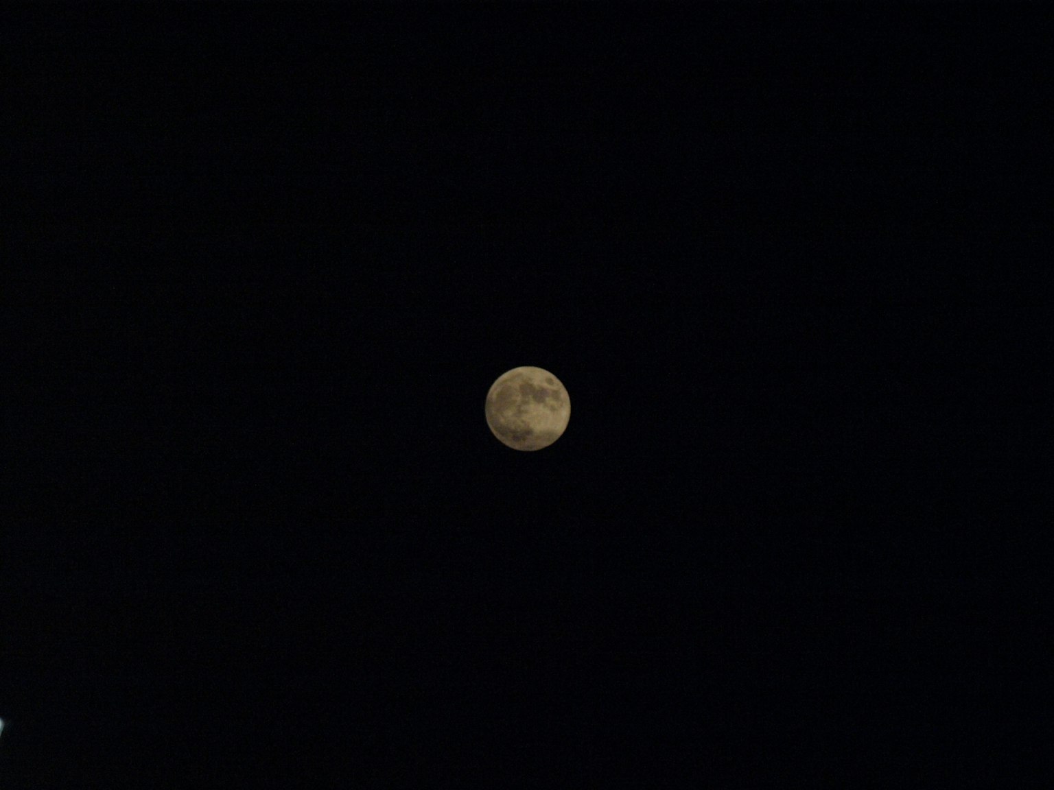 黑暗夜空中明亮的满月