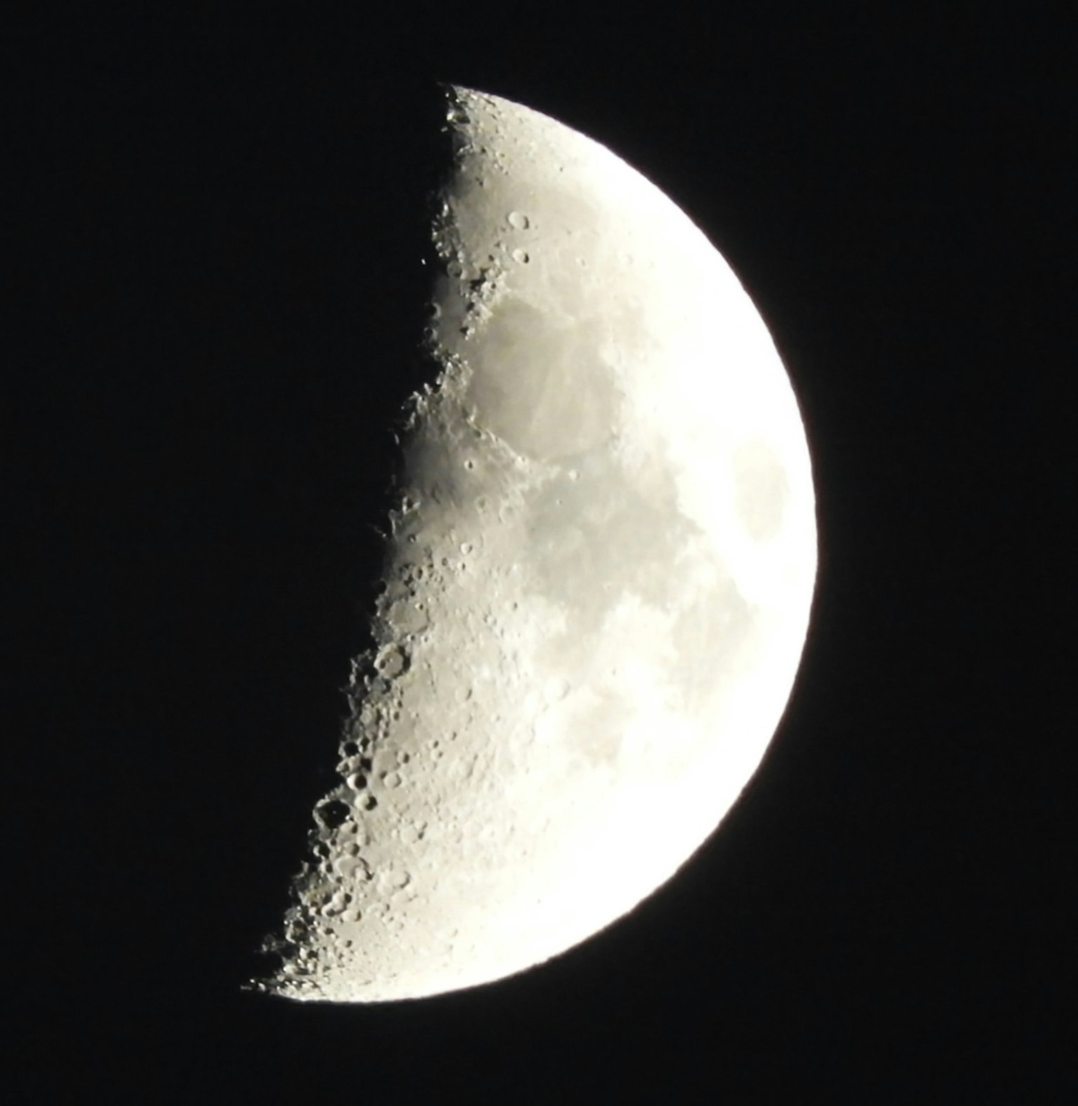 夜空中明亮的弯月显示出表面和陨石坑