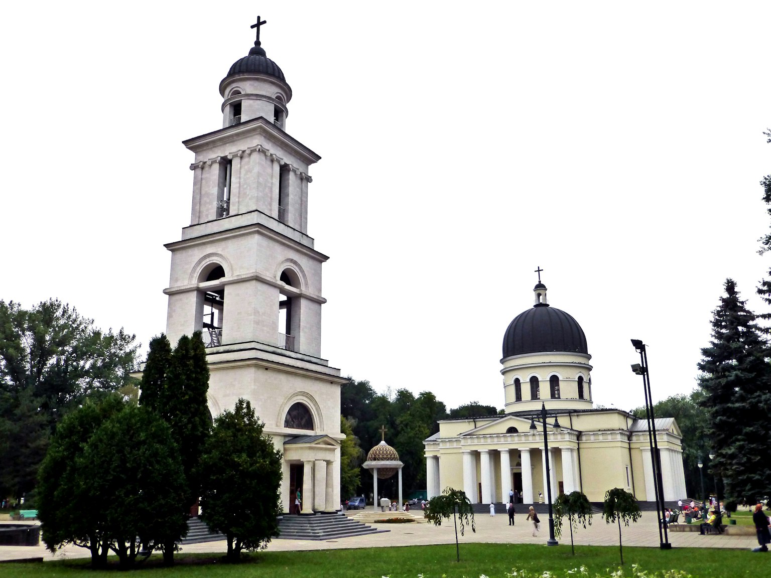 Vista di una torre di chiesa e di un edificio con cupola in un parco in Moldova