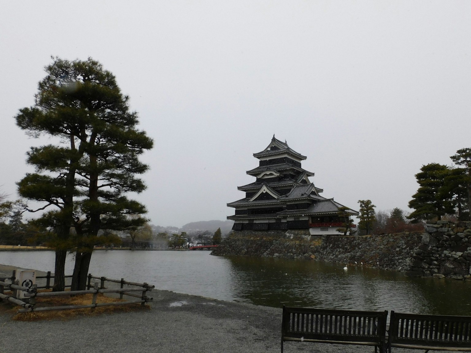 Château de Matsumoto entouré de neige et étang tranquille