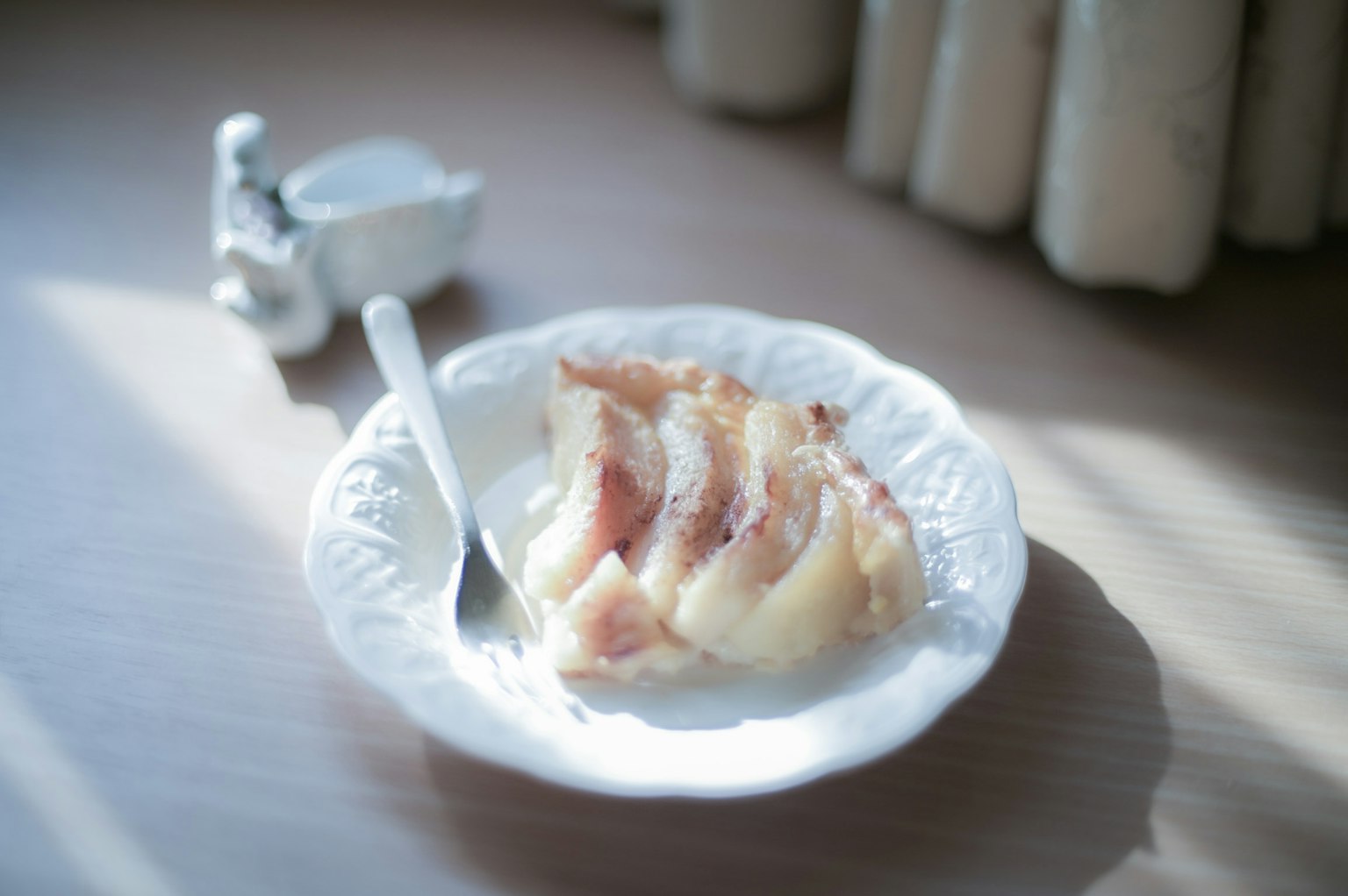 하얀 접시에 담긴 맛있는 케이크 조각과 숟가락