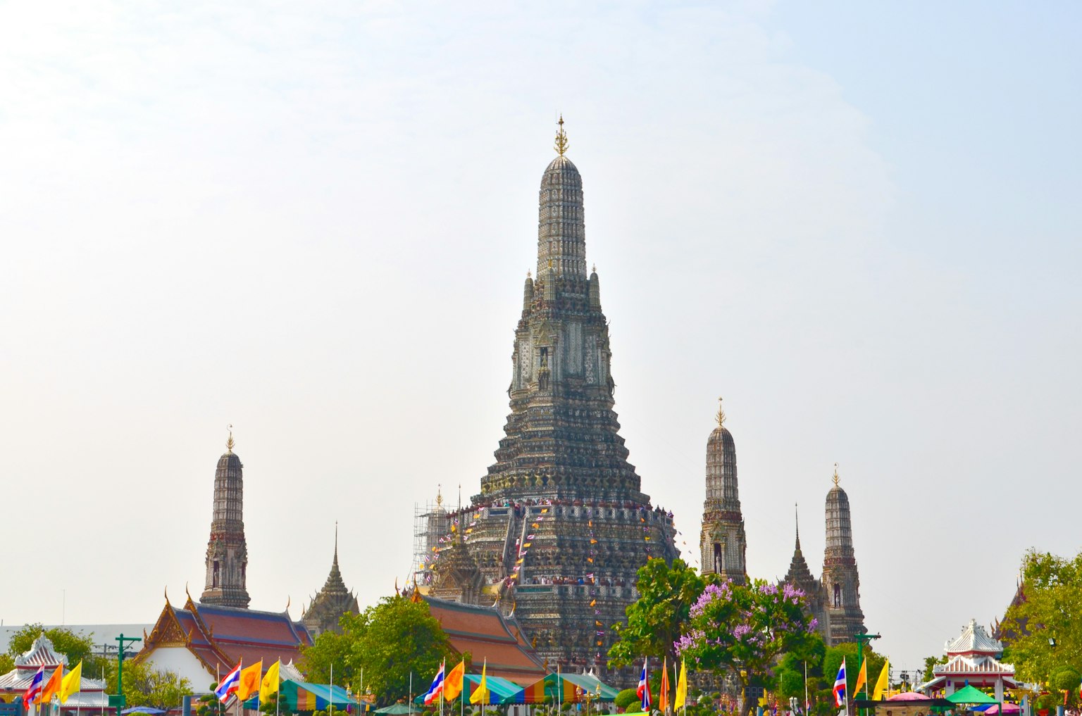 วิวของพระปรางค์สูงของวัดอรุณในกรุงเทพฯ