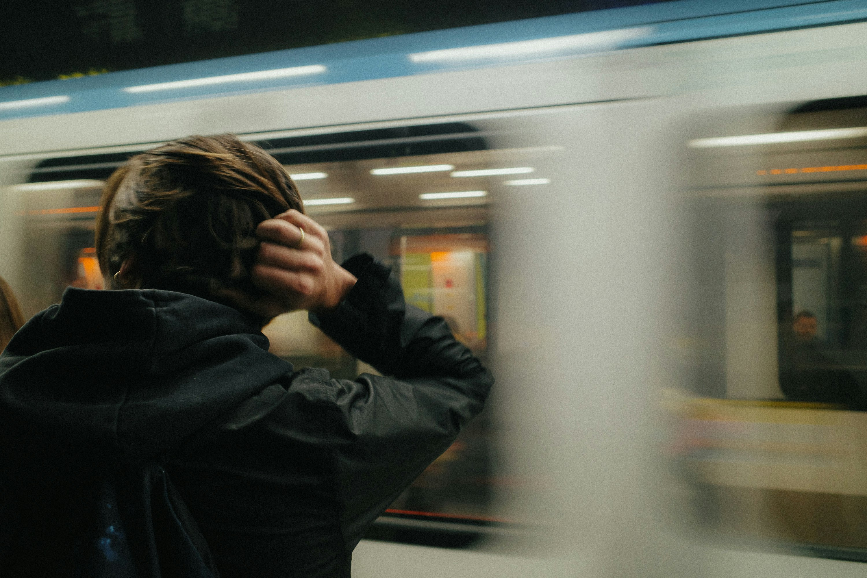 persona cubriéndose el rostro dentro de un tren imagen