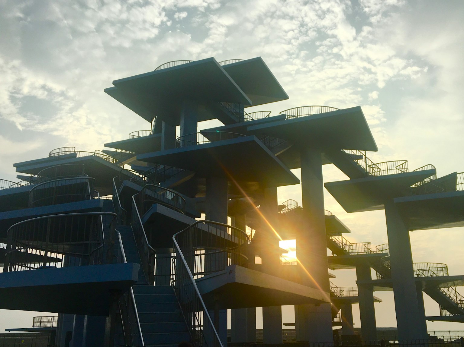 複雜設計的建築在夕陽下的剪影