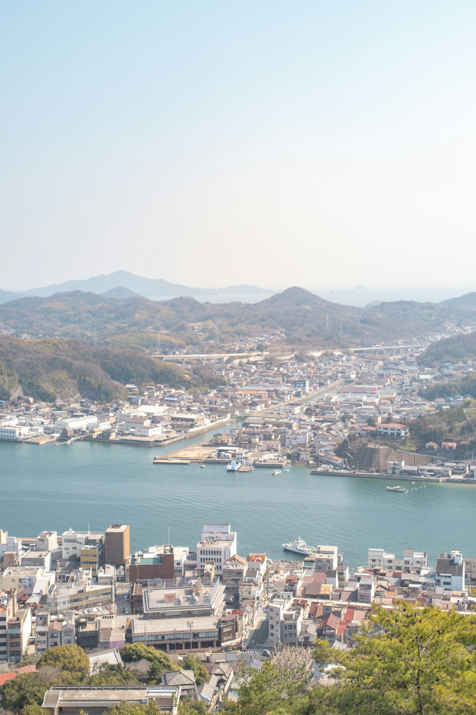 ทิวทัศน์พาโนรามาของเมืองที่ถูกล้อมรอบด้วยภูเขาและน้ำ