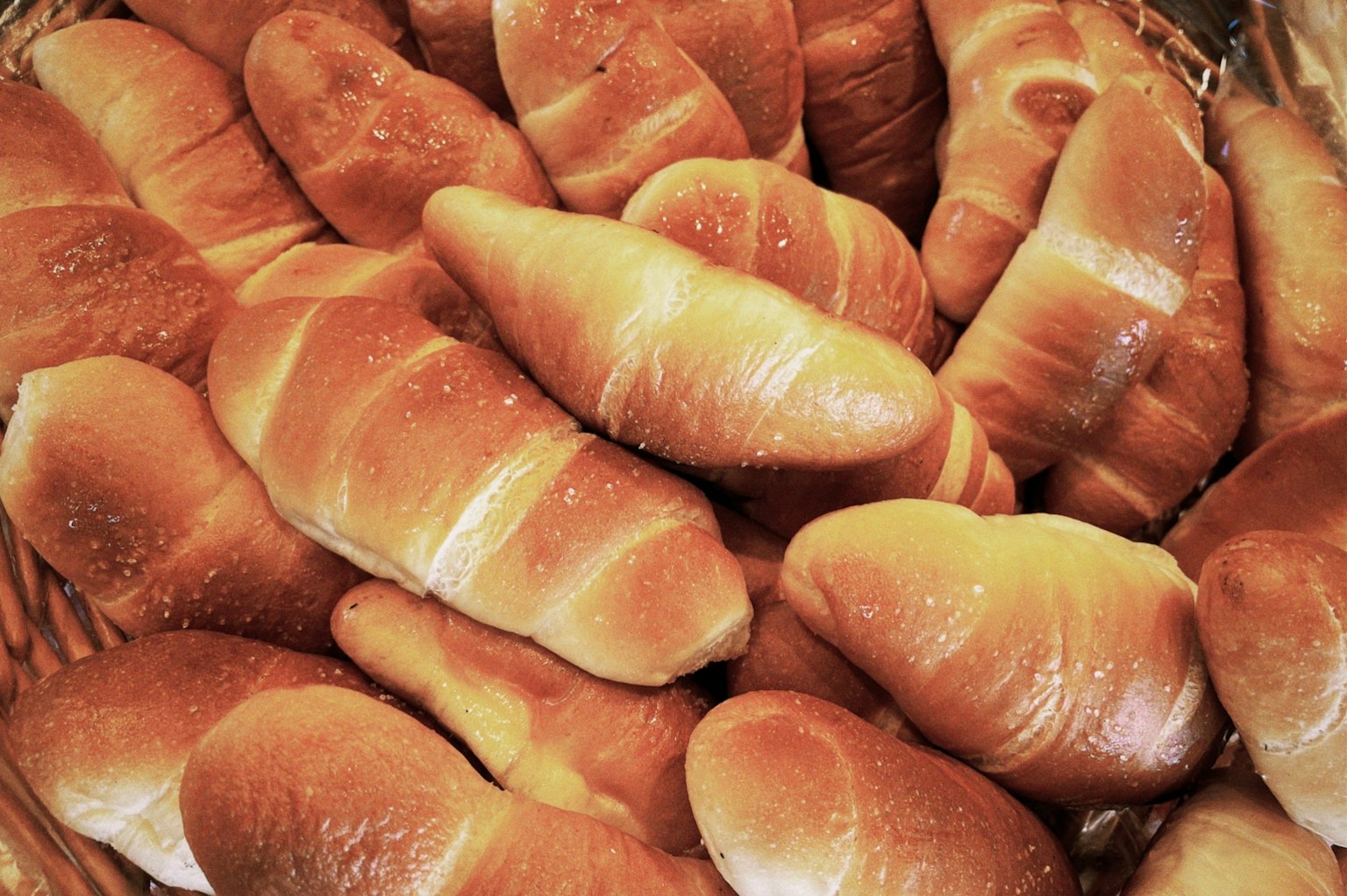 Croissant appena sfornati ammucchiati in un cesto
