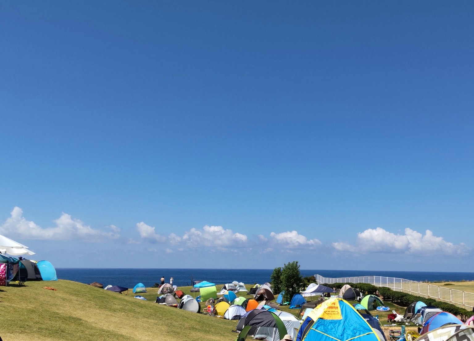 蓝天之下五颜六色的帐篷露营场景