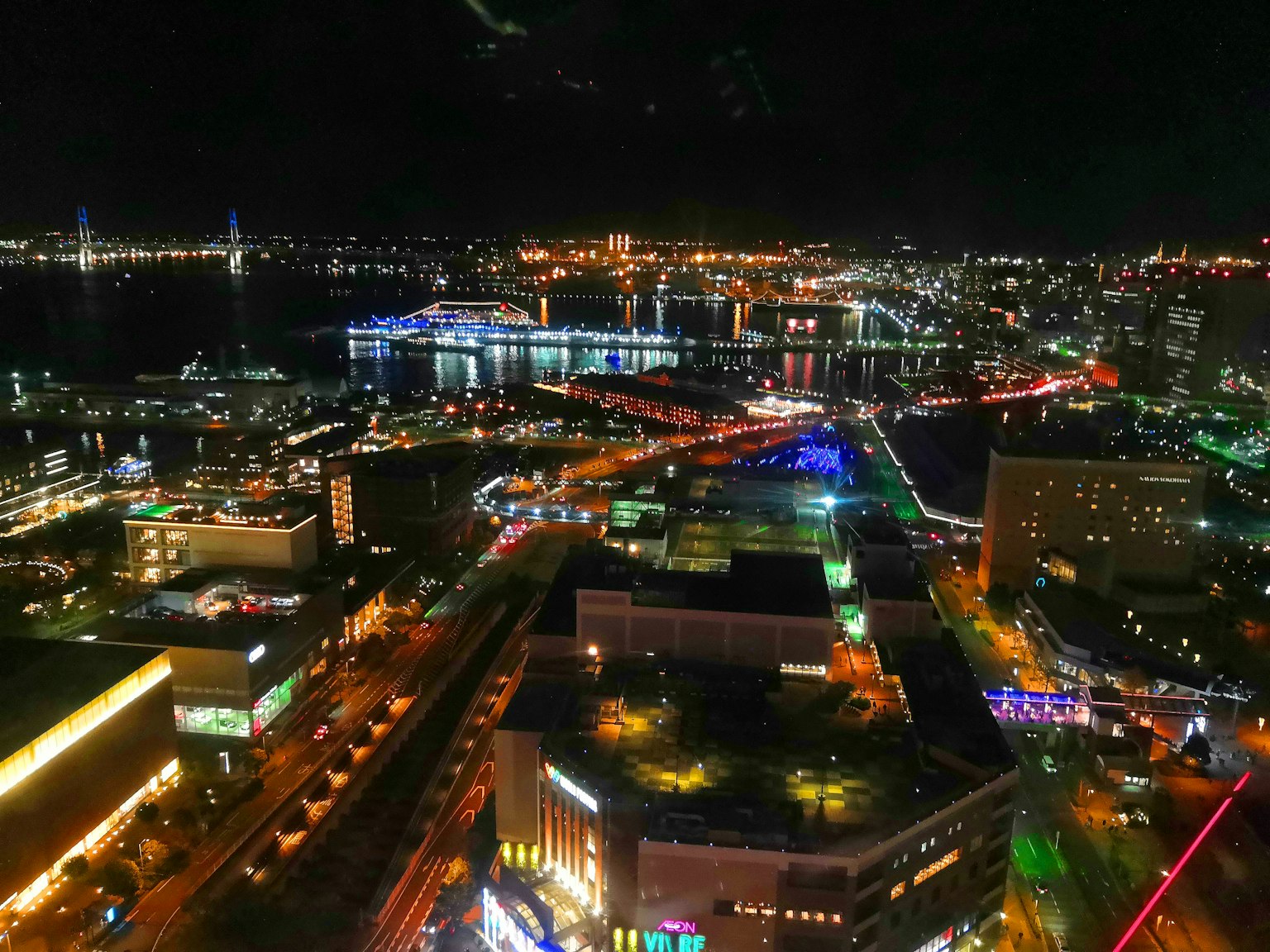 Silhouette de la ciudad de noche con luces vibrantes