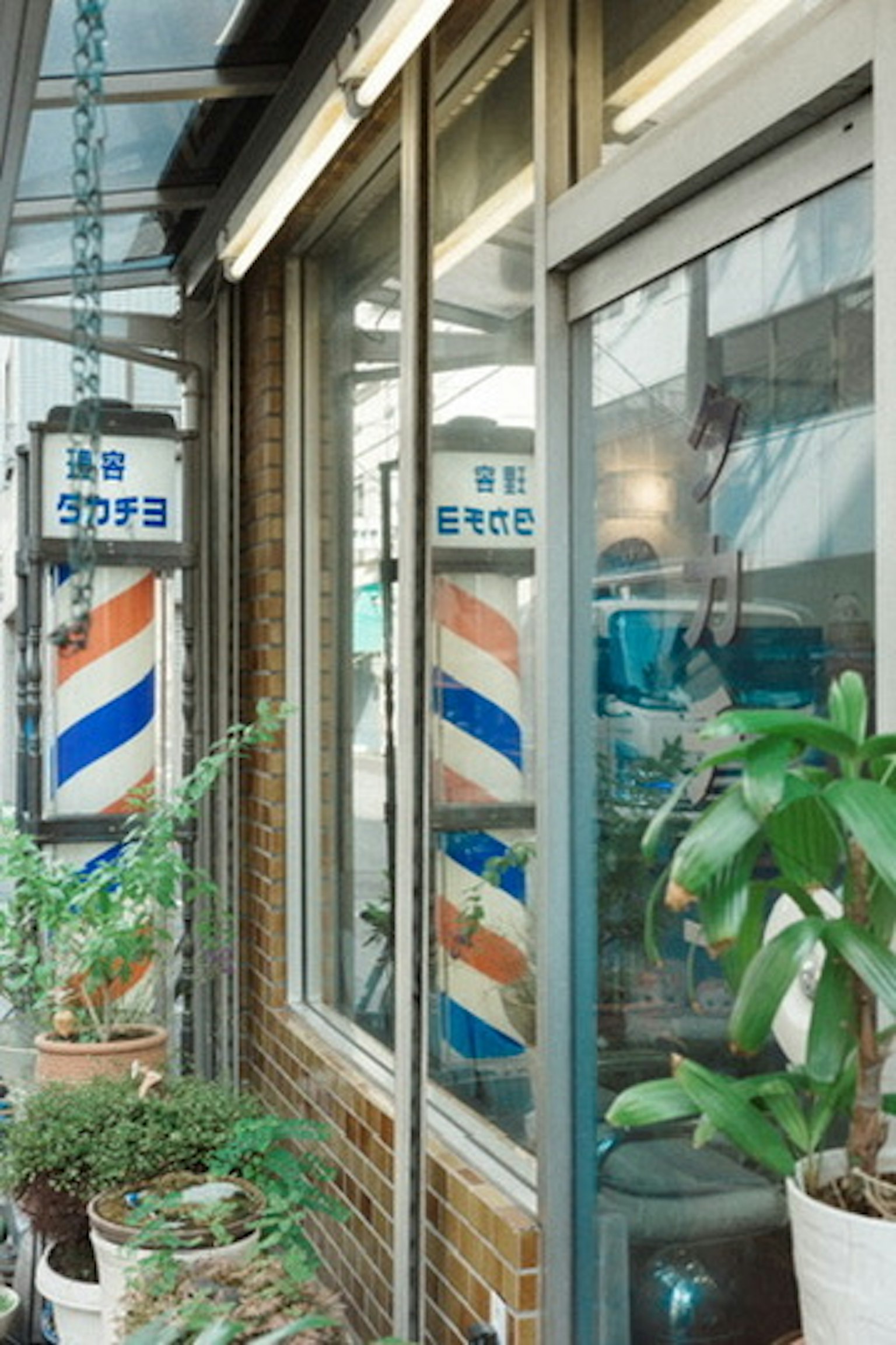 理发店外观，带有蓝色和橙色条纹