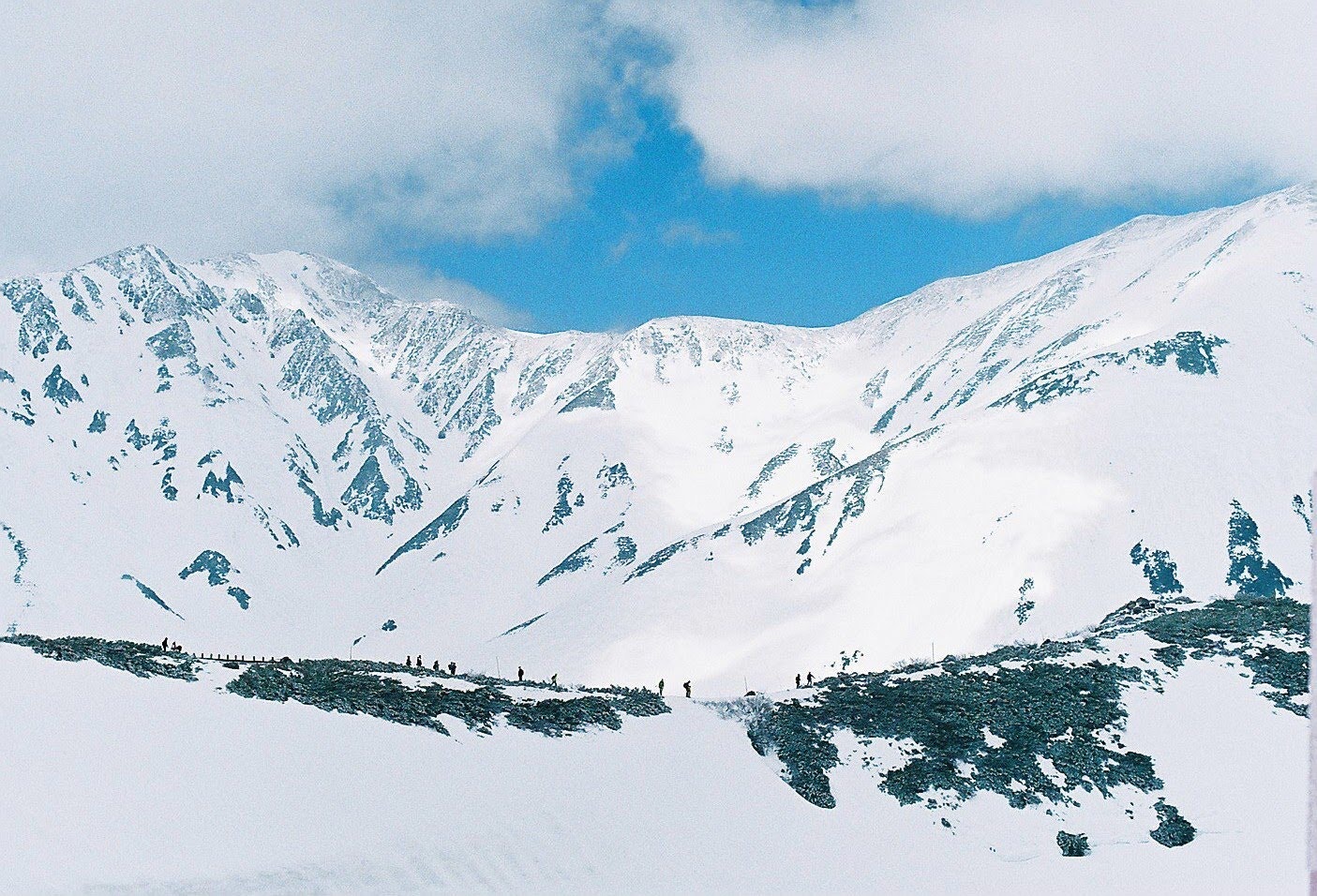 雪に覆われた山並みと青空の景色