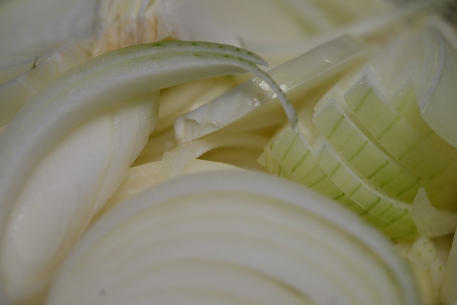 薄切りの玉ねぎとネギのクローズアップ画像
