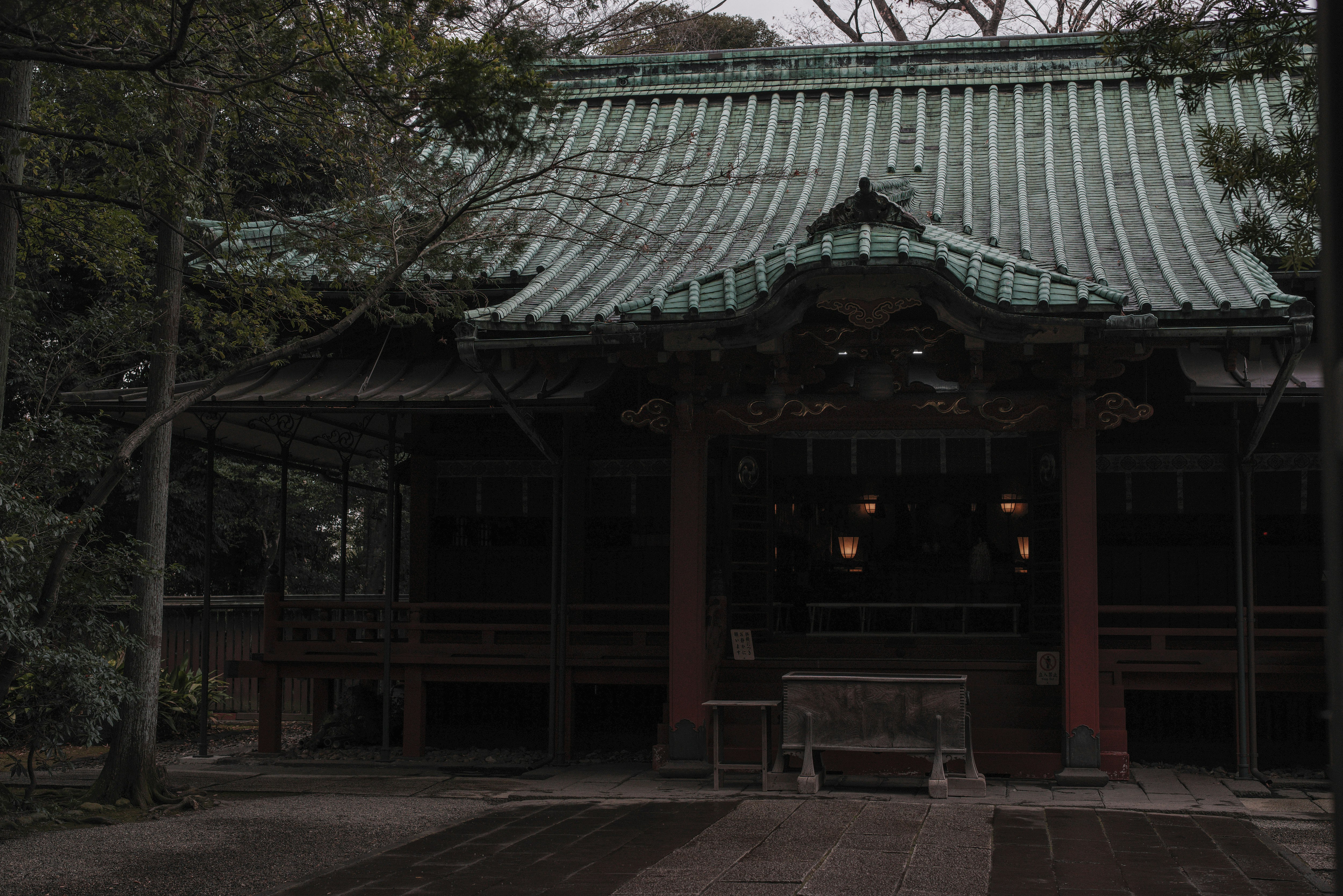 神社の本殿の屋根と緑の装飾