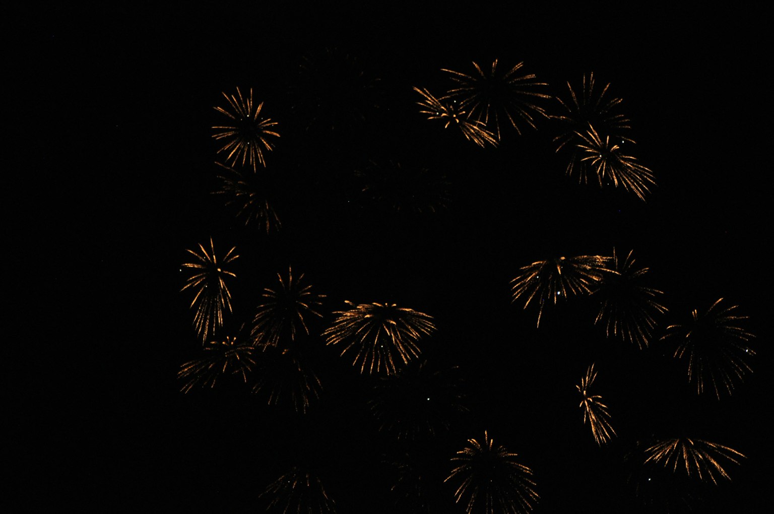 Pola kembang api emas di langit malam