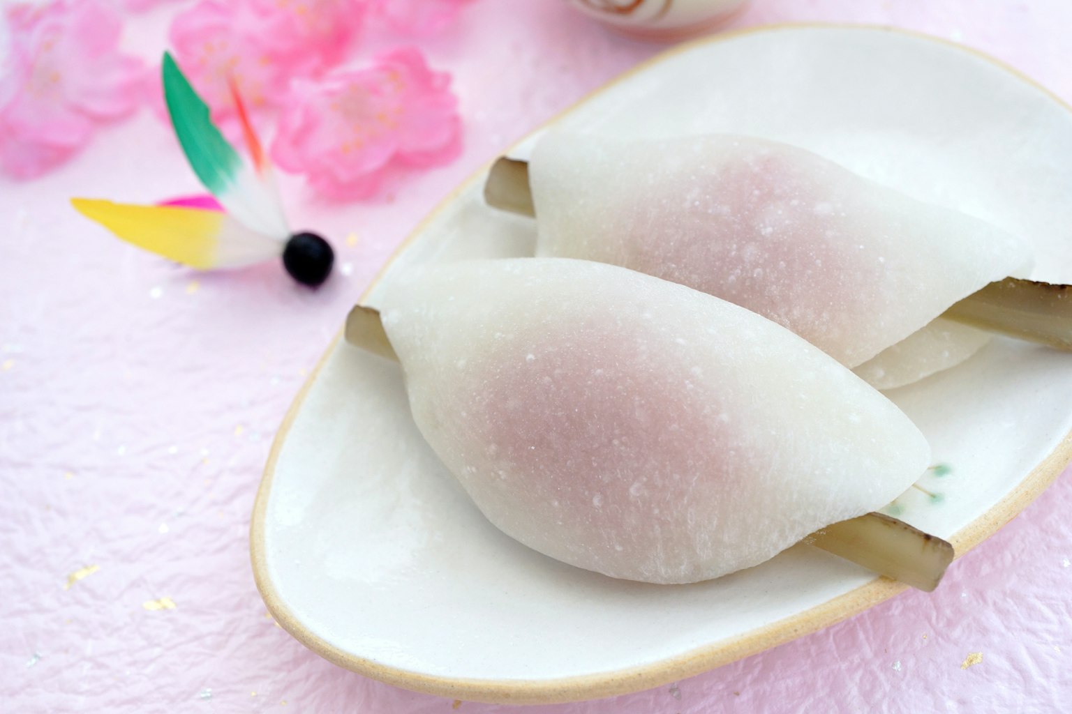Douceurs japonaises délicates en rose et blanc sur une assiette blanche