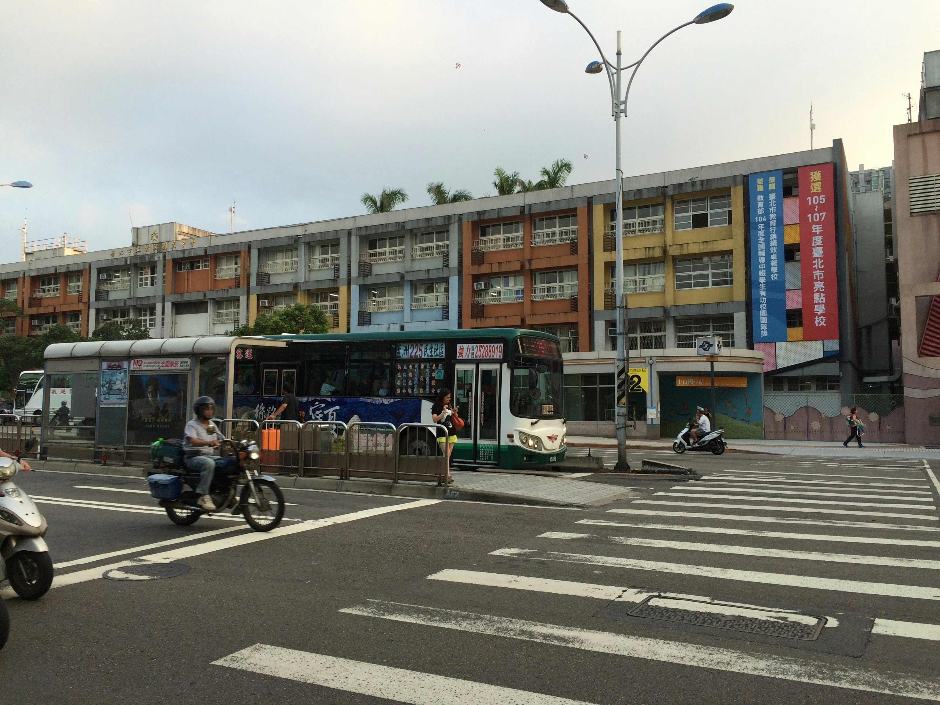 台灣街頭路口的公車與機車