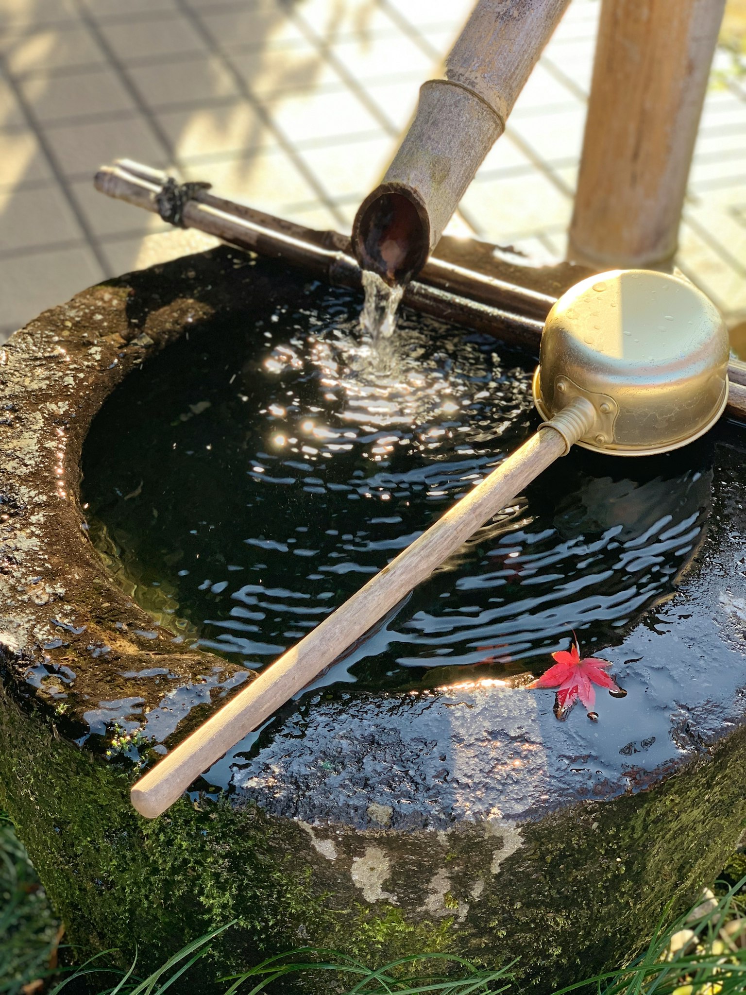 石質水盆與竹水管和舀子