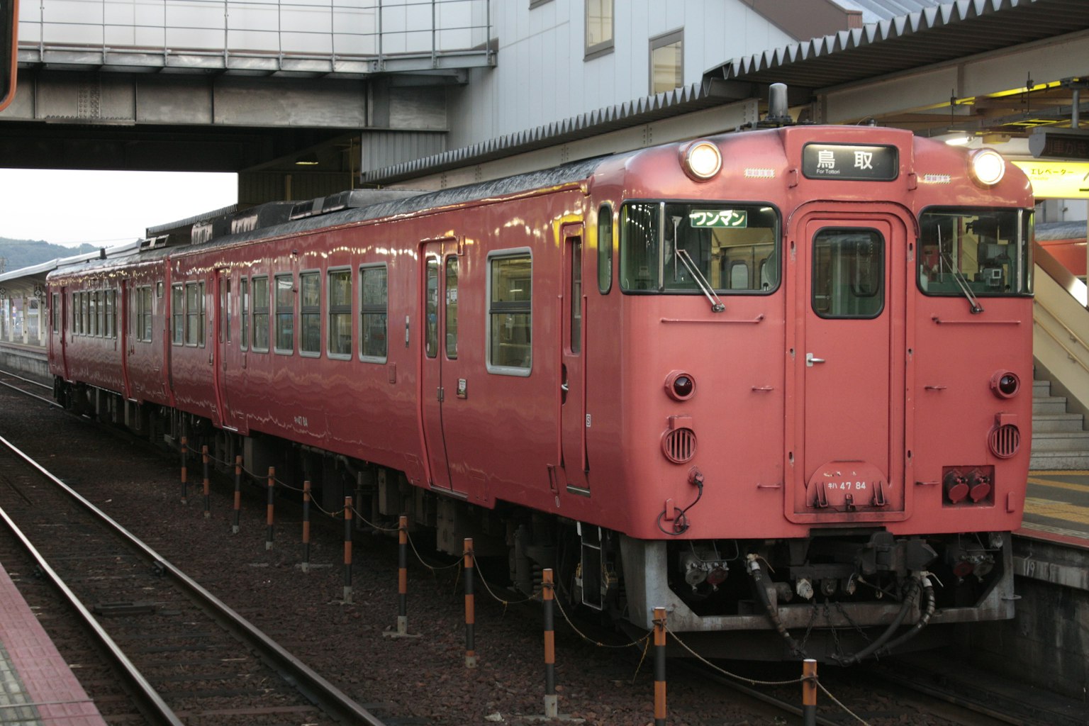 Sebuah kereta merah diparkir di stasiun