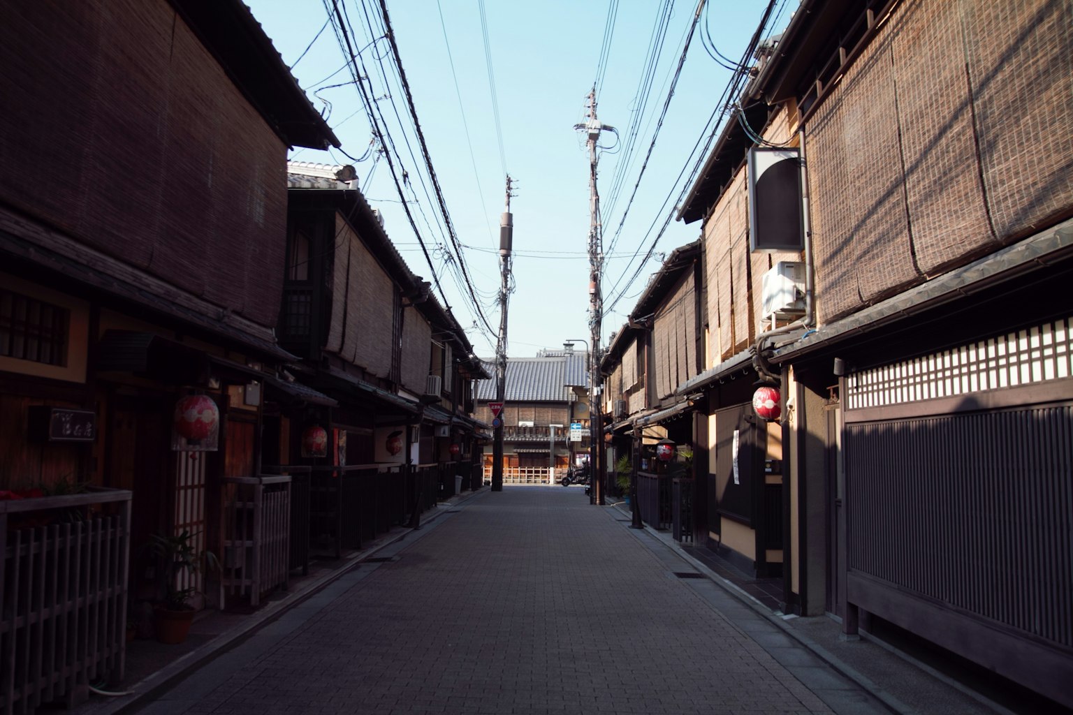 老舊日本街區的狹窄街道和電線