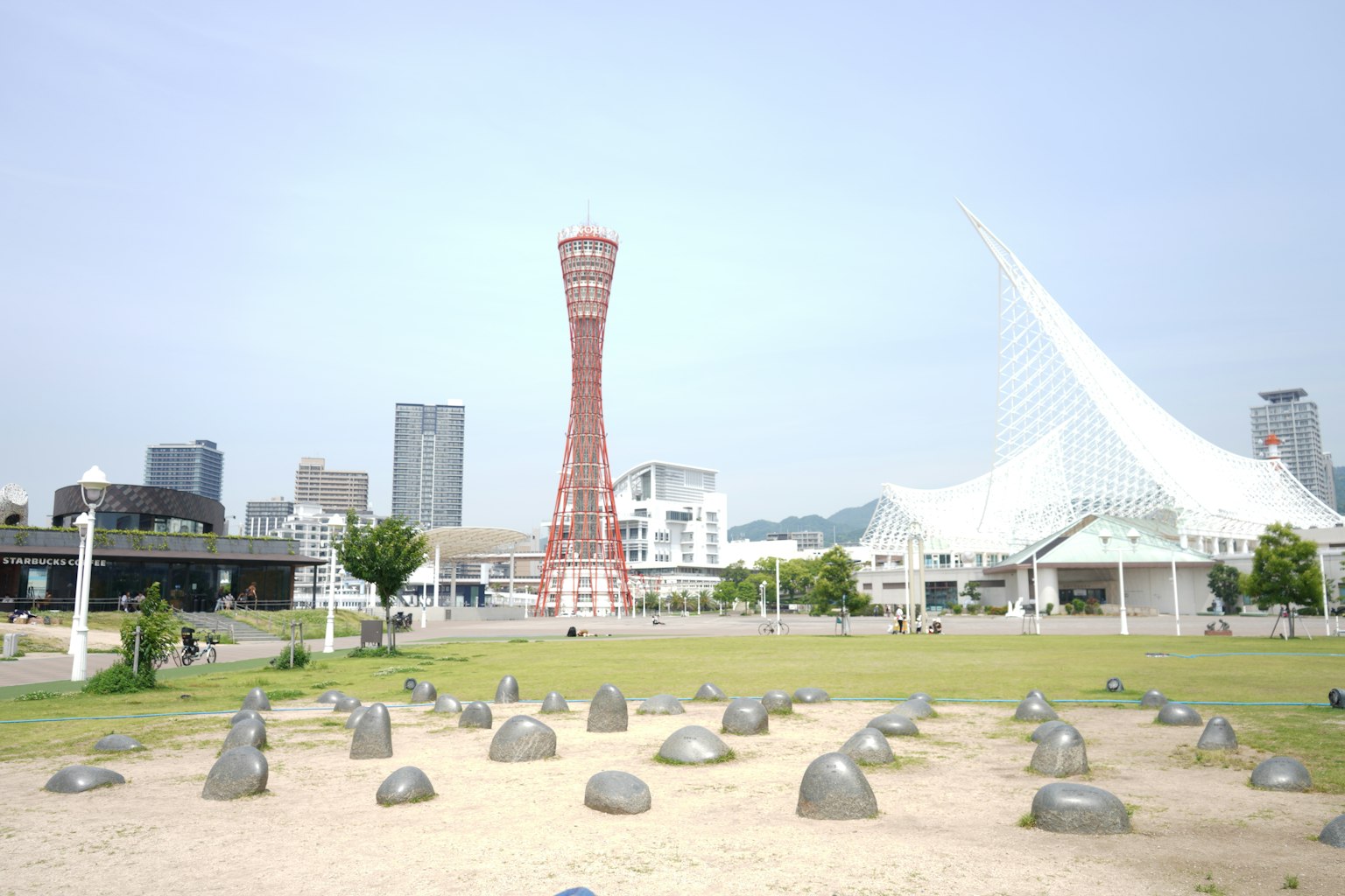 Pemandangan Menara Pelabuhan Kobe dan taman dengan patung batu