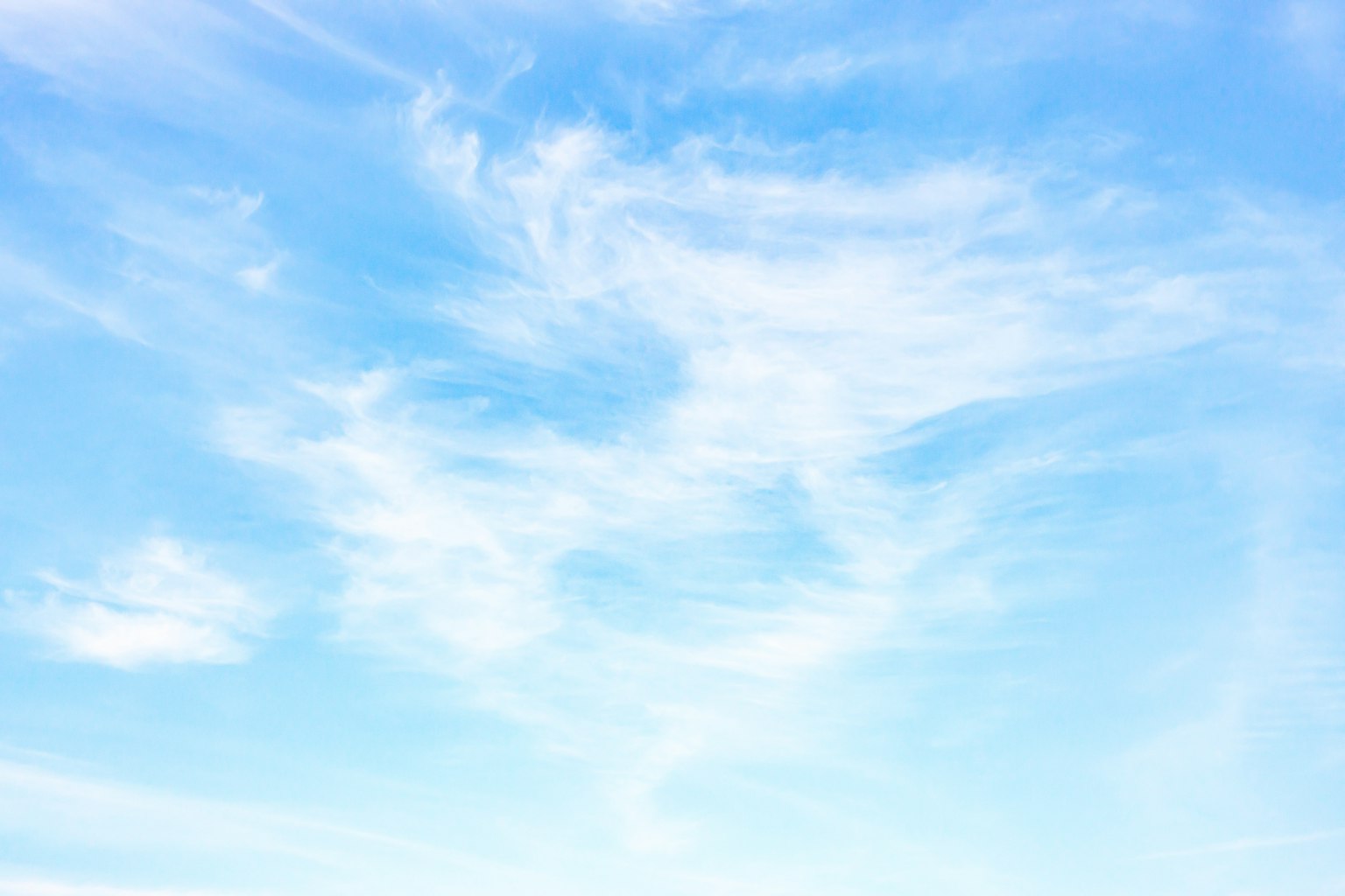 Motivi di nuvole morbide in un cielo blu chiaro