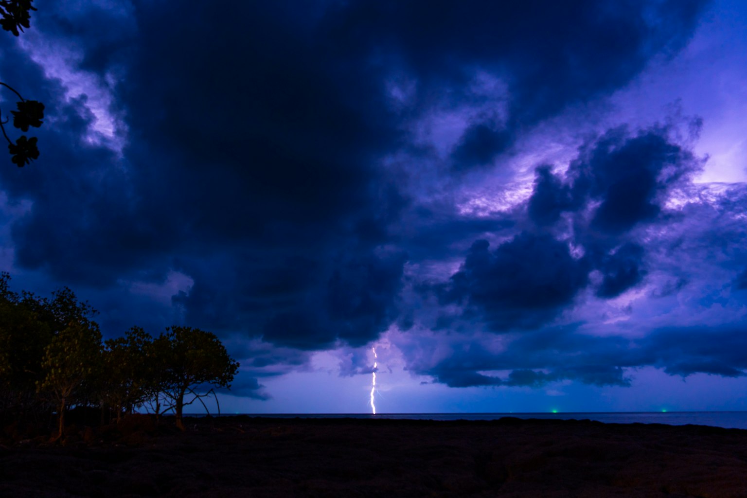 陰暗的天空中有雷電