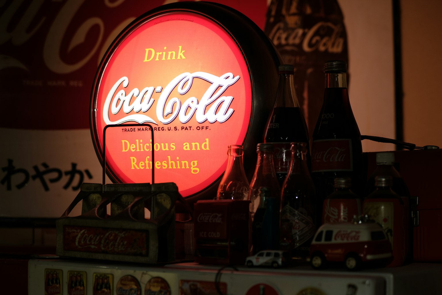 Biển hiệu neon Coca-Cola cổ điển với chai và đồ lưu niệm cổ