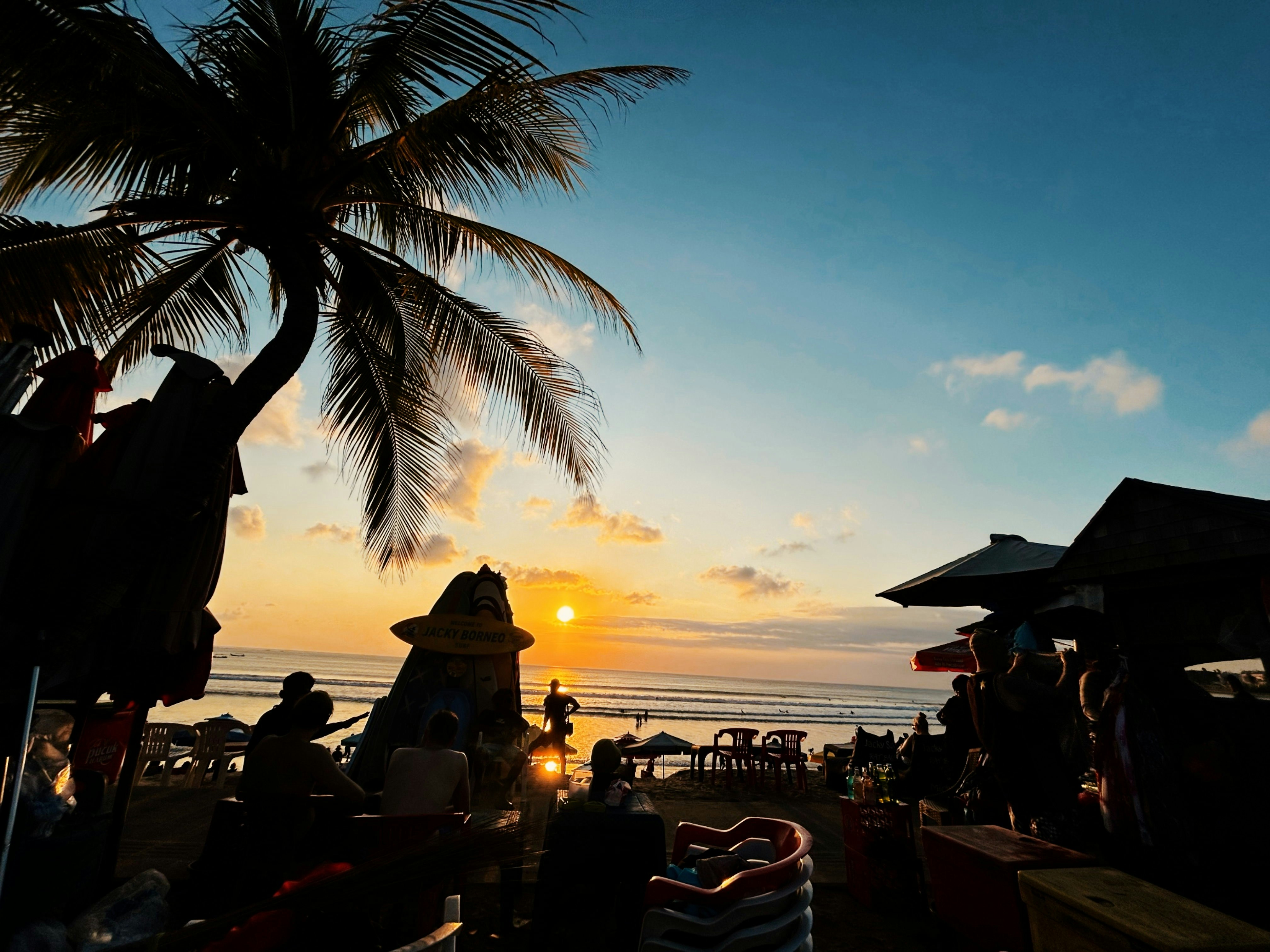 夕暮れのクタビーチでヤシの木と海を眺める風景