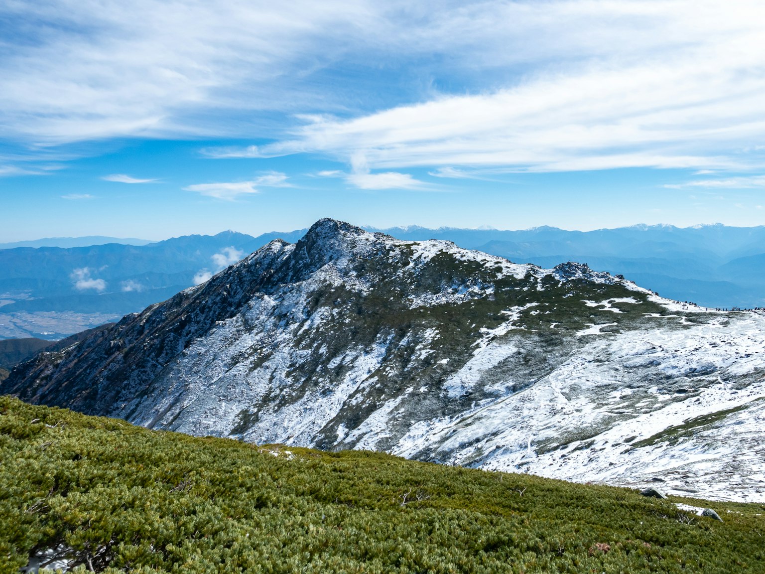 Gunung bersalju di bawah langit biru yang cerah